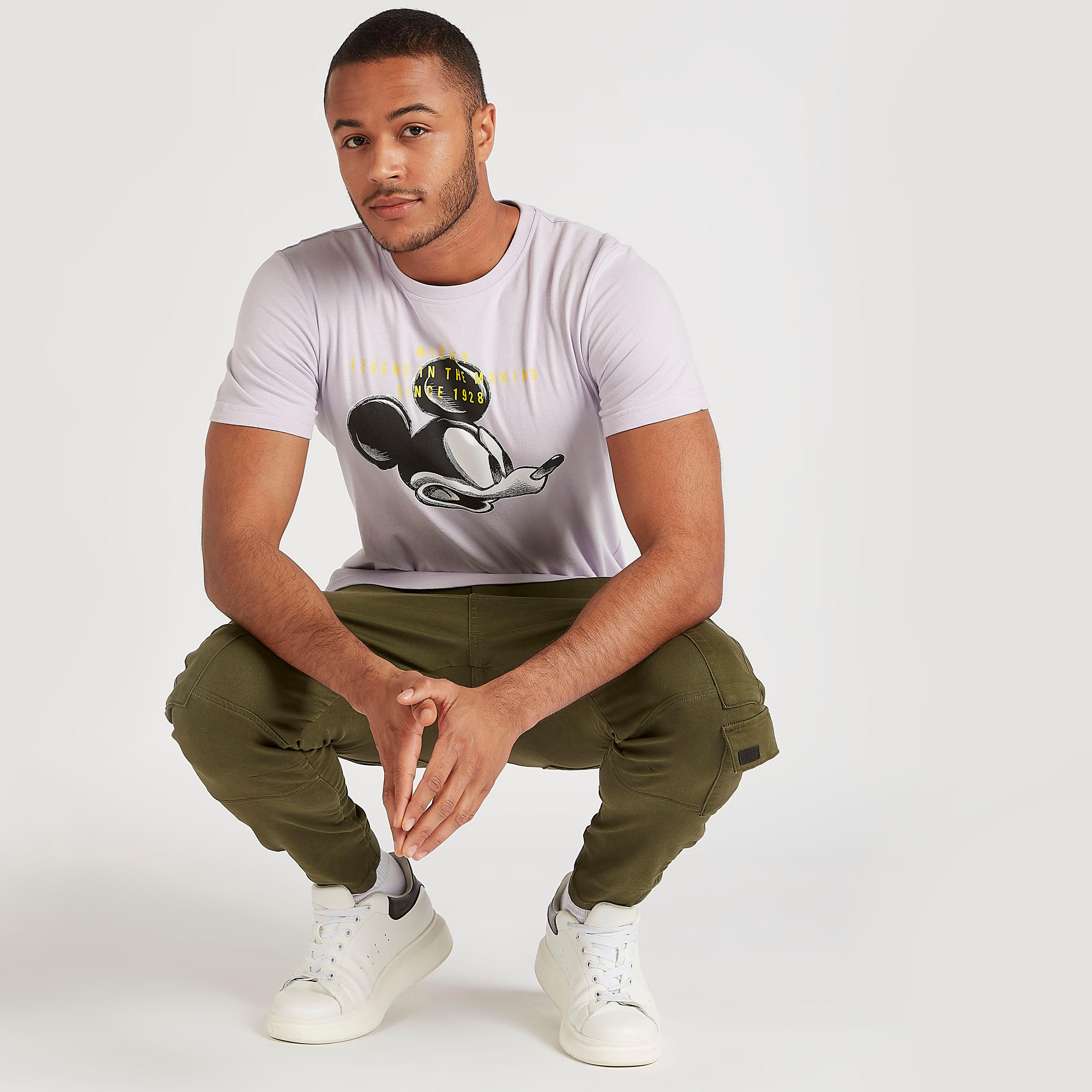 تيشيرت بياقة ضيّقة وأكمام قصيرة وطبعات ميكي ماوس-men-clothing-tshirtsandpolos-tshirts-image-5