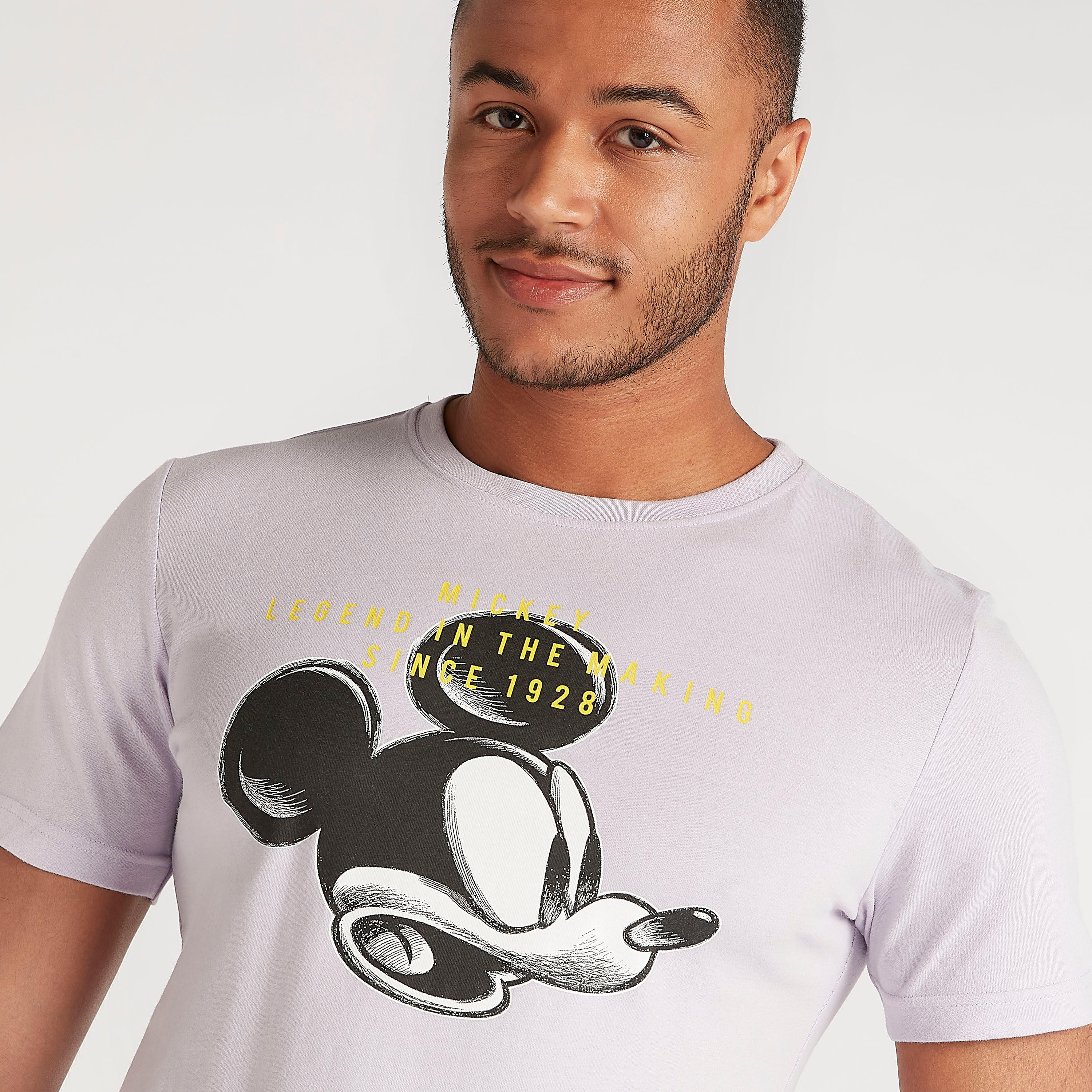 تيشيرت بياقة ضيّقة وأكمام قصيرة وطبعات ميكي ماوس-men-clothing-tshirtsandpolos-tshirts-image-4