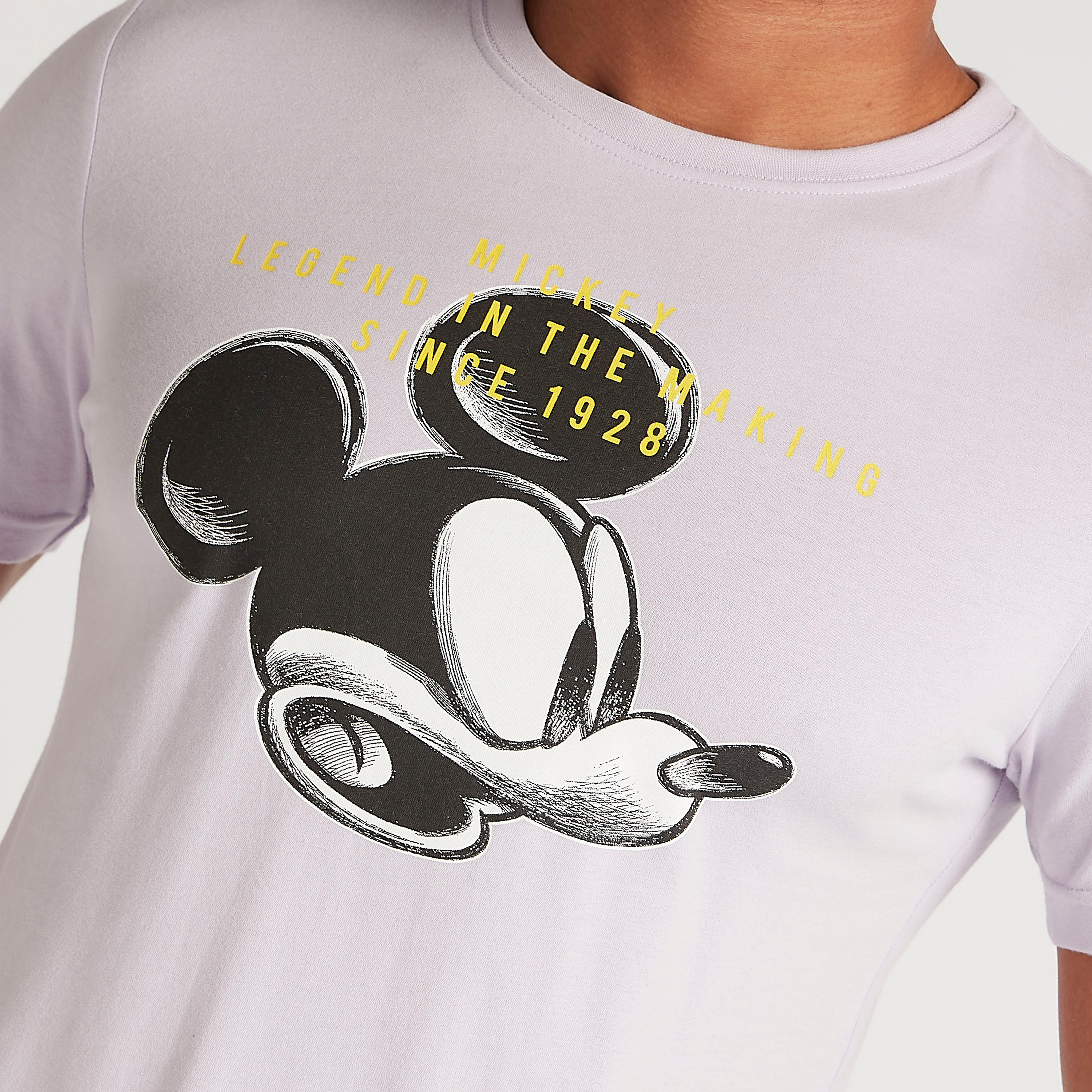 تيشيرت بياقة ضيّقة وأكمام قصيرة وطبعات ميكي ماوس-men-clothing-tshirtsandpolos-tshirts-image-2