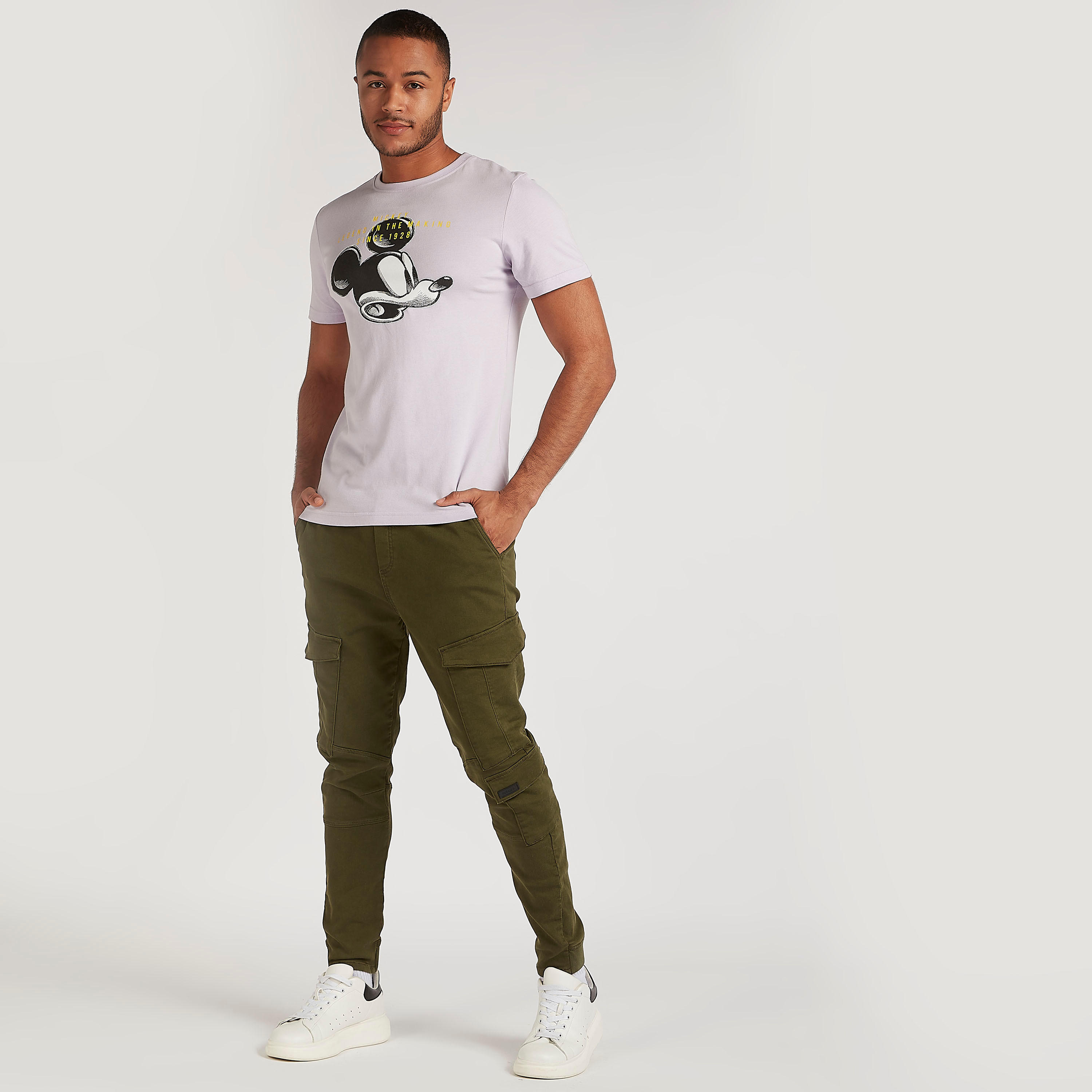 تيشيرت بياقة ضيّقة وأكمام قصيرة وطبعات ميكي ماوس-men-clothing-tshirtsandpolos-tshirts-image-1