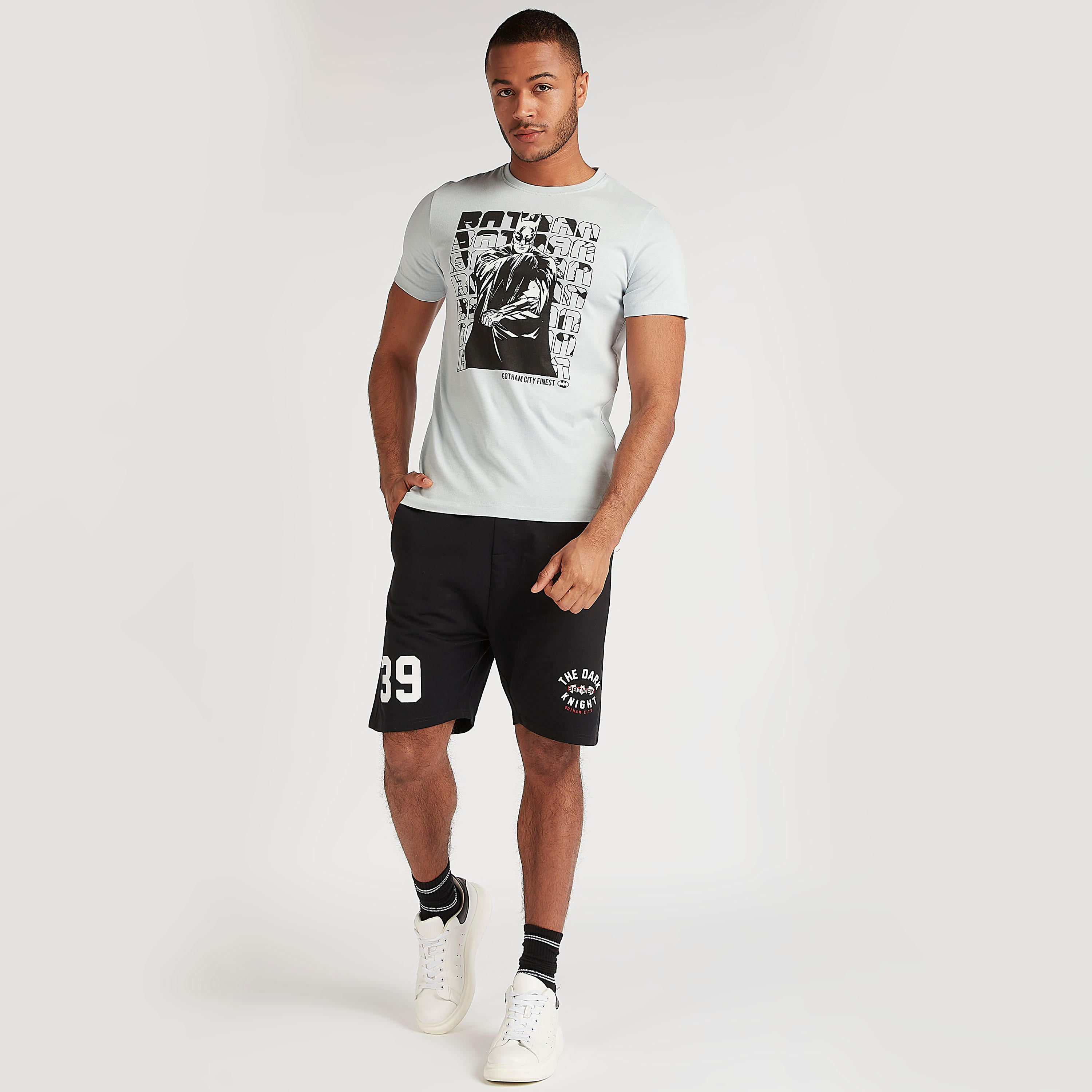 تيشيرت بياقة ضيقة وأكمام قصيرة وطبعات باتمان-men-clothing-tshirtsandpolos-tshirts-image-2