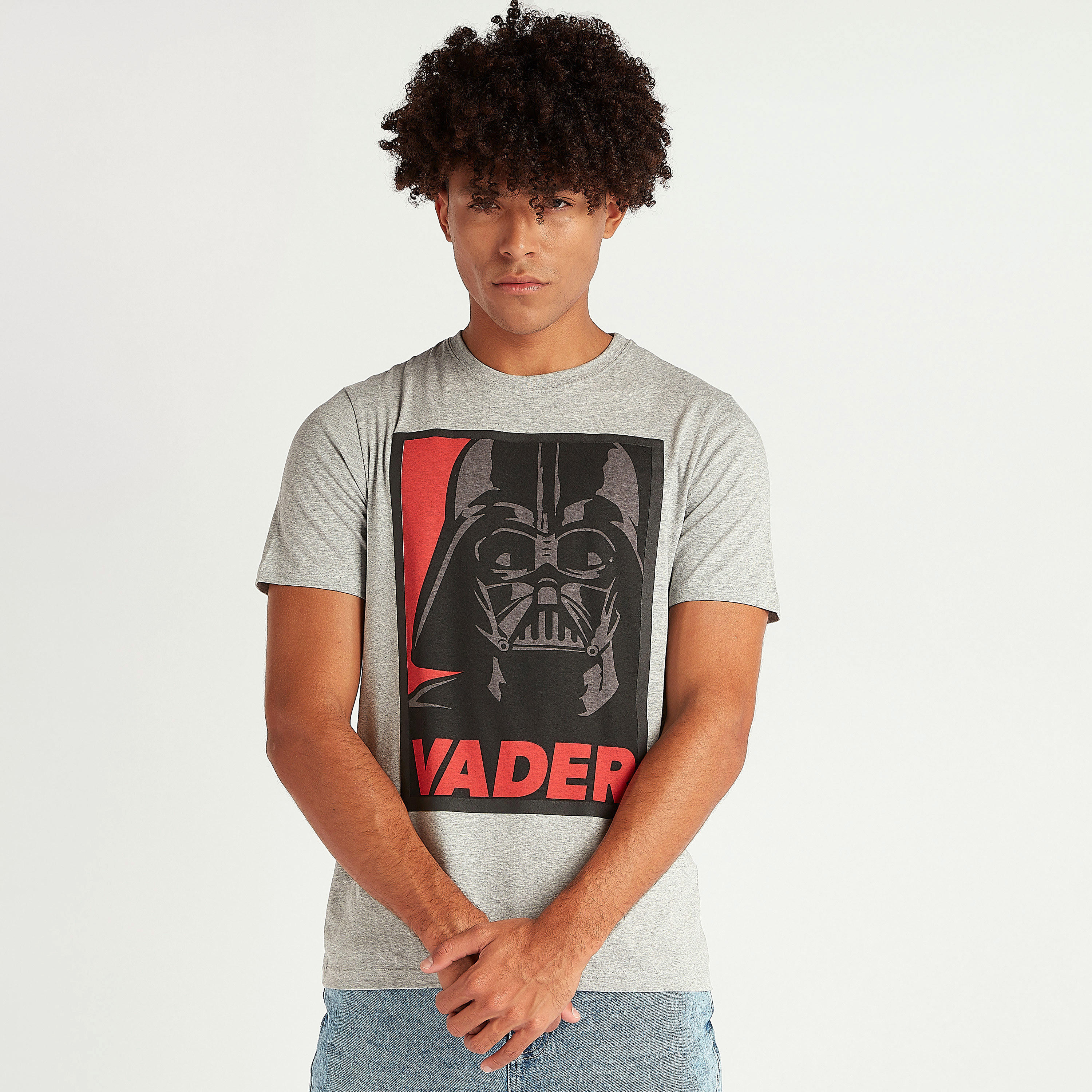 تيشيرت بياقة ضيّقة وأكمام قصيرة وطبعات ستار وورز-men-clothing-tshirtsandpolos-tshirts-image-1