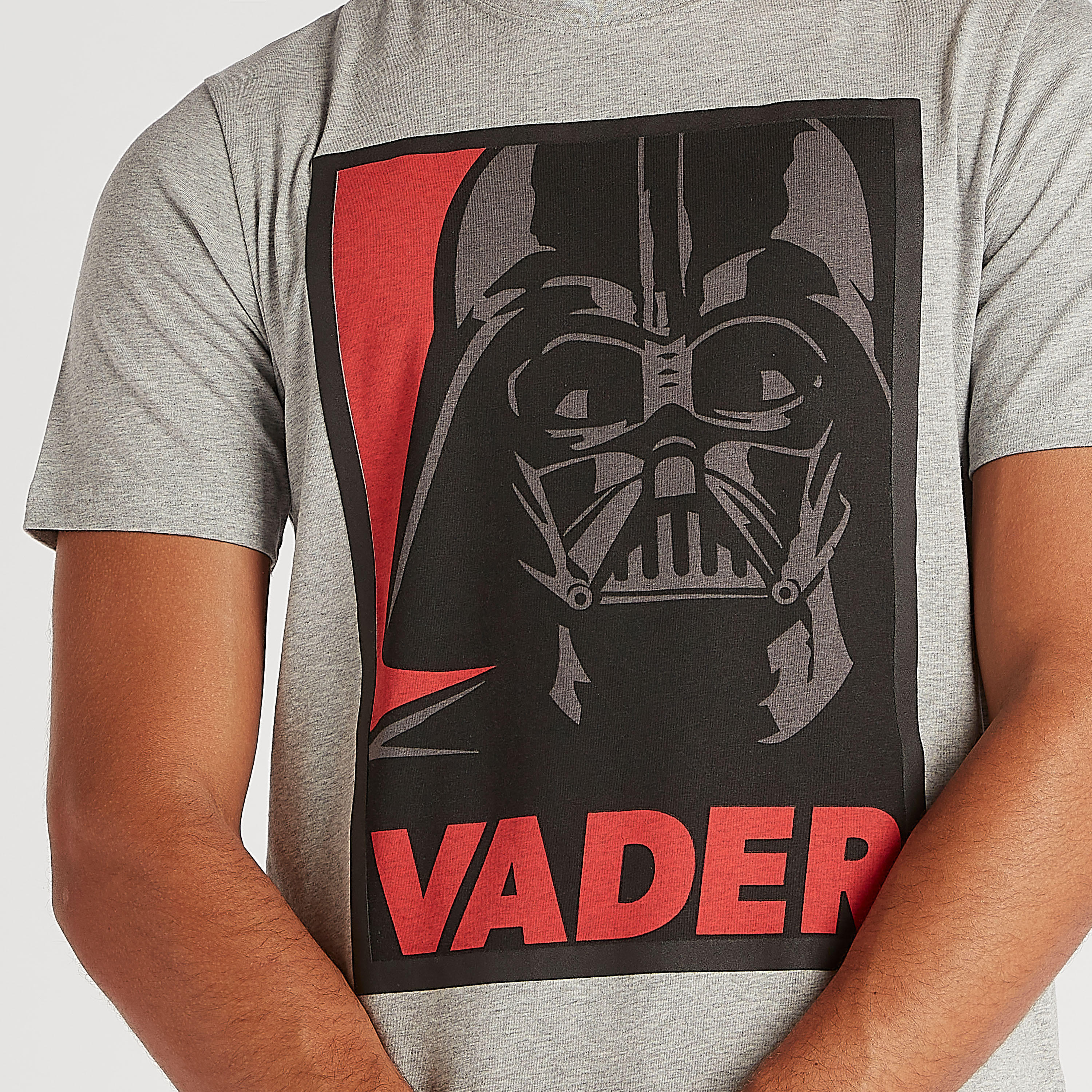 تيشيرت بياقة ضيّقة وأكمام قصيرة وطبعات ستار وورز-men-clothing-tshirtsandpolos-tshirts-image-3