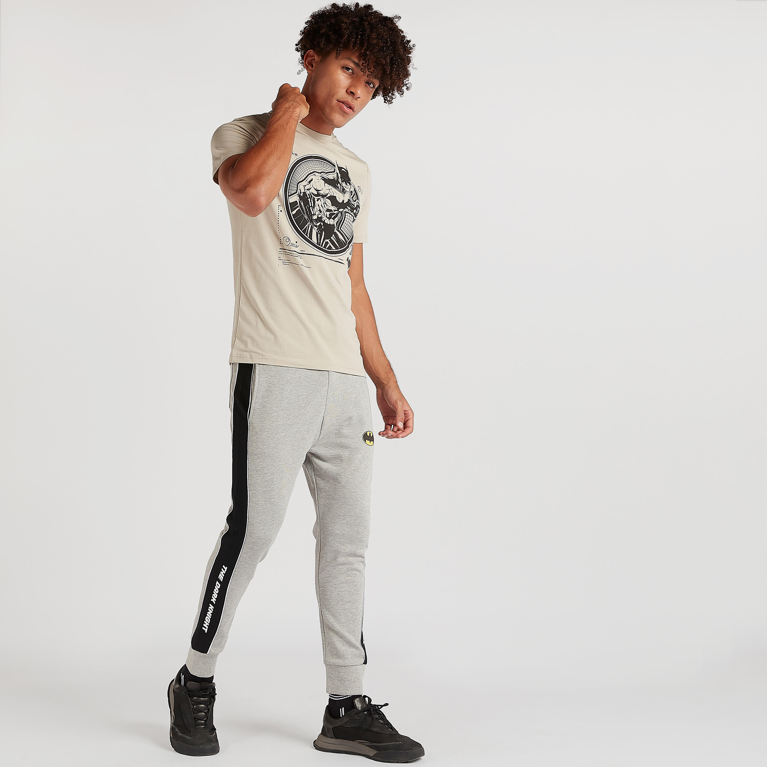 تيشيرت بياقة ضيّقة وأكمام قصيرة وطبعات باتمان-men-clothing-tshirtsandpolos-tshirts-image-2