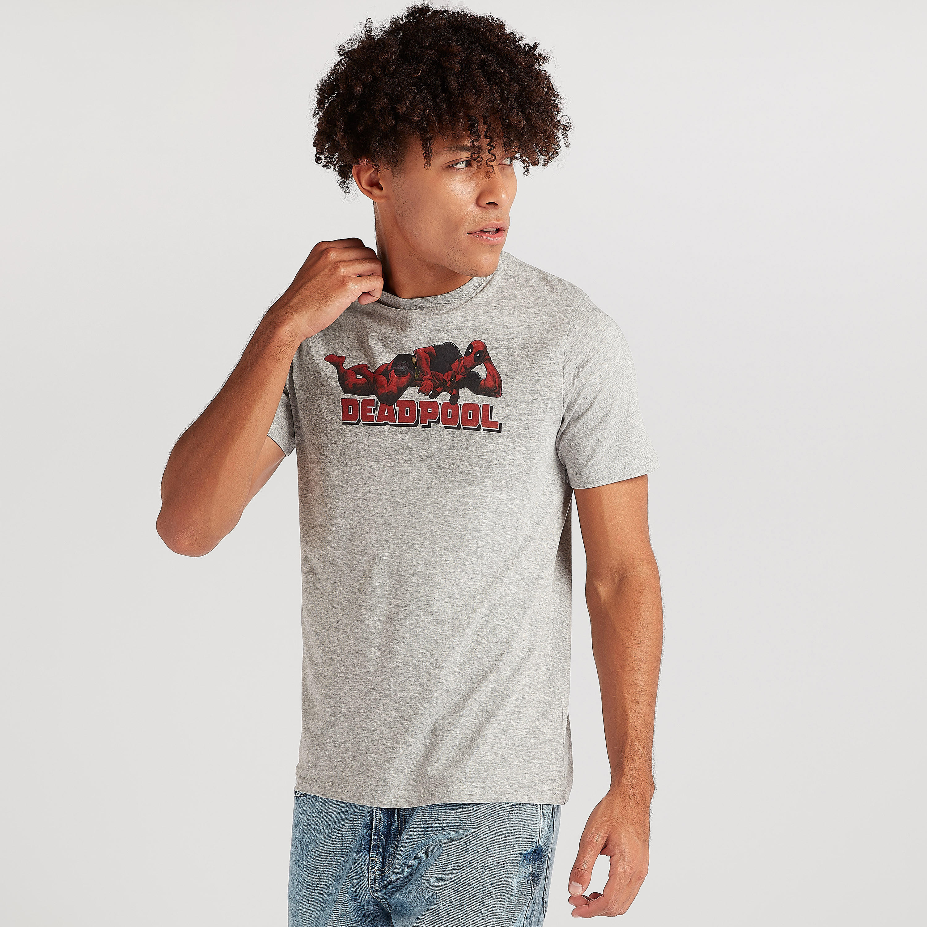 تيشيرت بياقة ضيّقة وأكمام قصيرة وطبعات ديدبول-men-clothing-tshirtsandpolos-tshirts-image-4