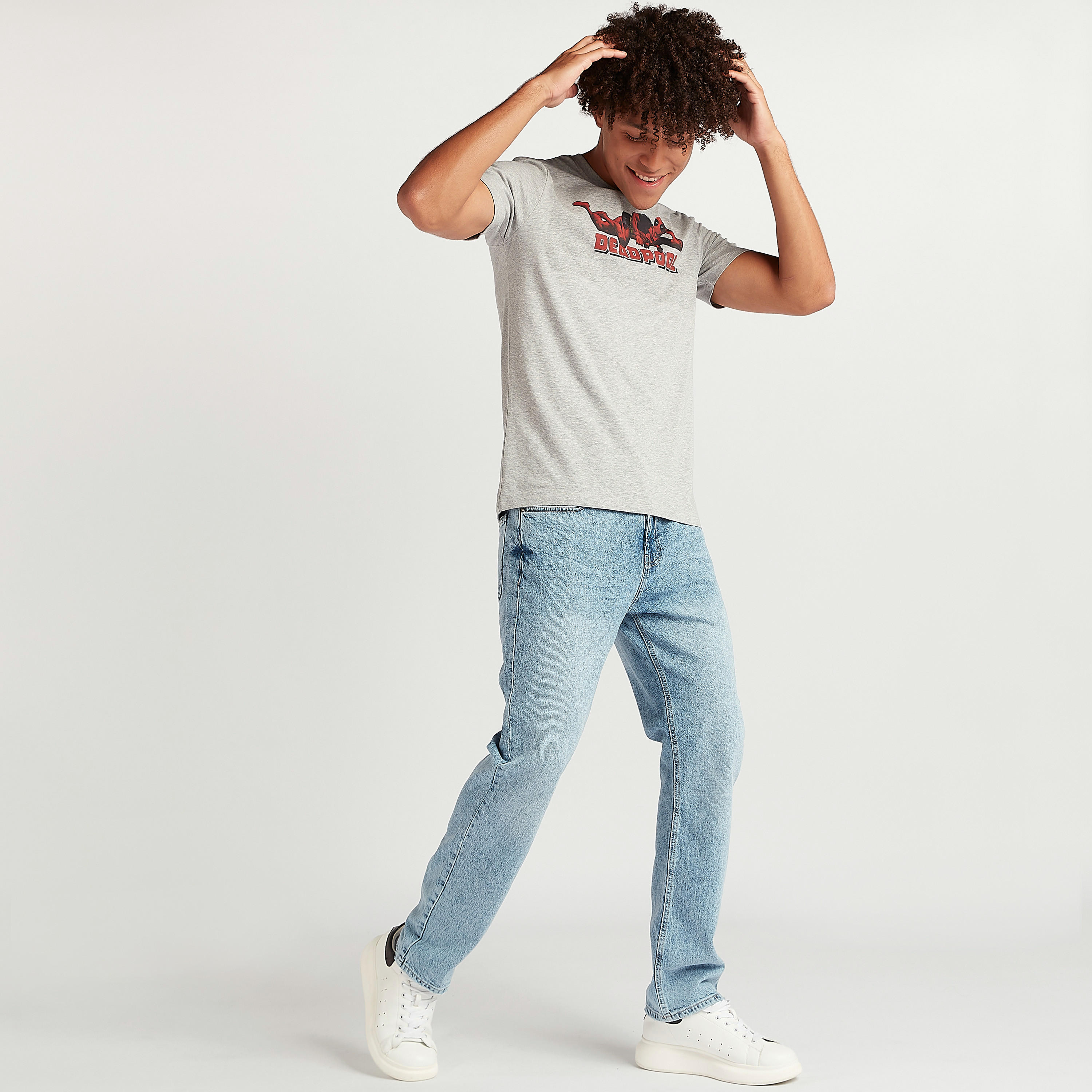 تيشيرت بياقة ضيّقة وأكمام قصيرة وطبعات ديدبول-men-clothing-tshirtsandpolos-tshirts-image-3