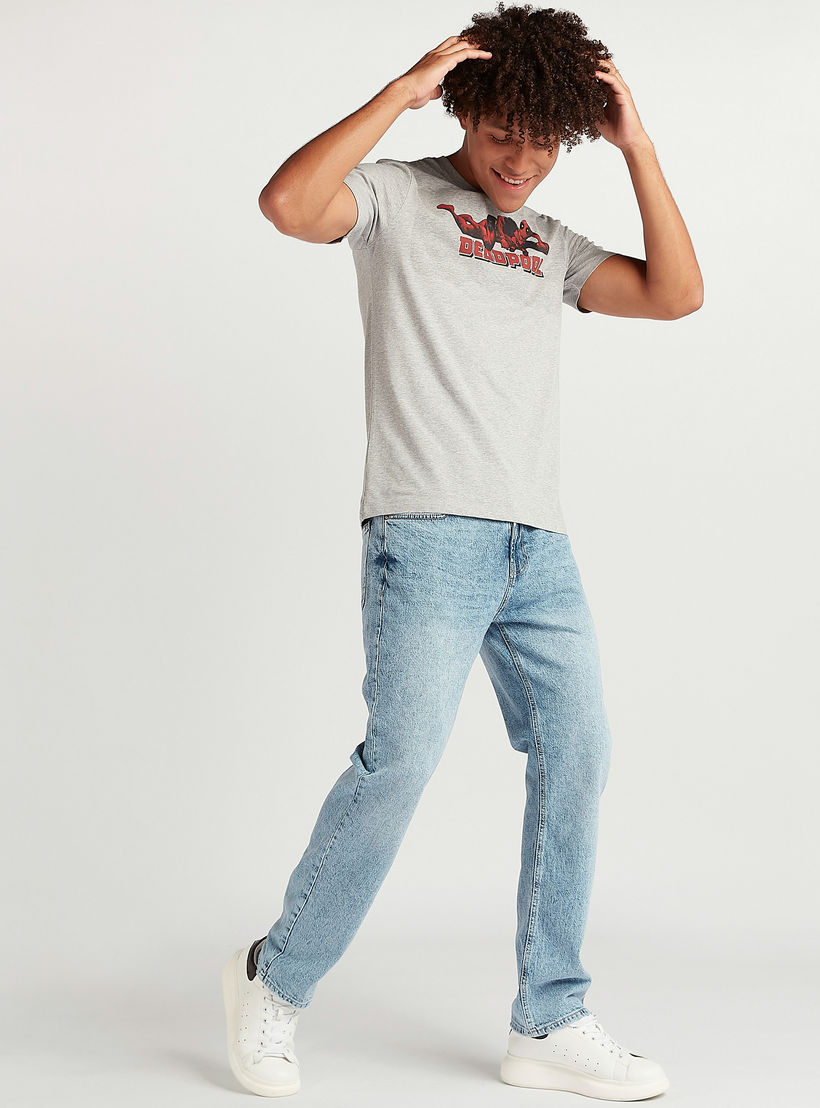 تيشيرت بياقة ضيّقة وأكمام قصيرة وطبعات ديدبول-men-clothing-tshirtsandpolos-tshirts-image-3