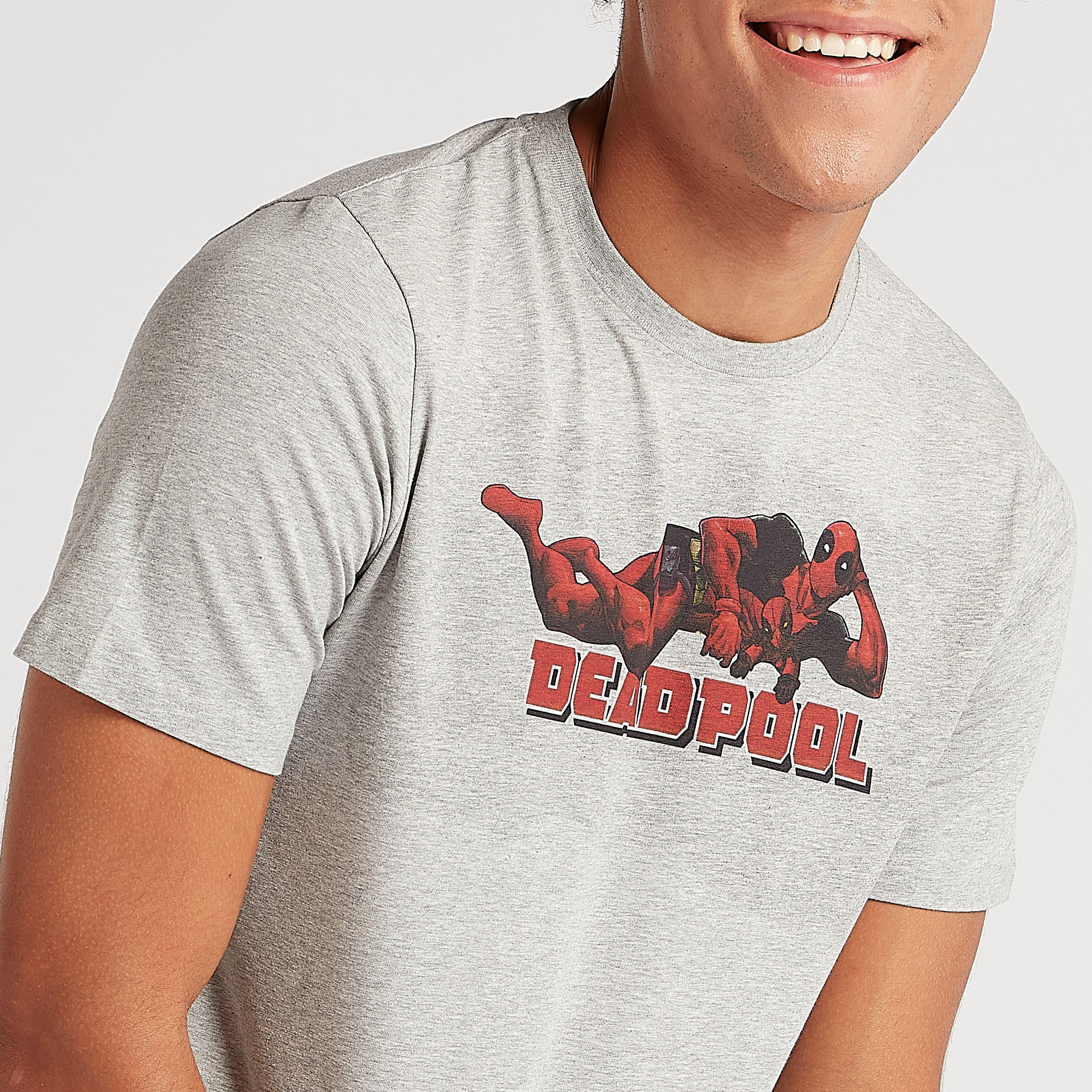 تيشيرت بياقة ضيّقة وأكمام قصيرة وطبعات ديدبول-men-clothing-tshirtsandpolos-tshirts-image-2