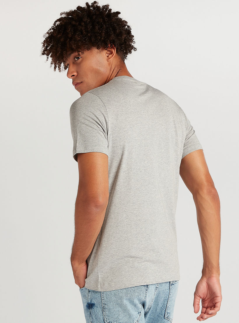تيشيرت بياقة ضيّقة وأكمام قصيرة وطبعات ديدبول-men-clothing-tshirtsandpolos-tshirts-image-1