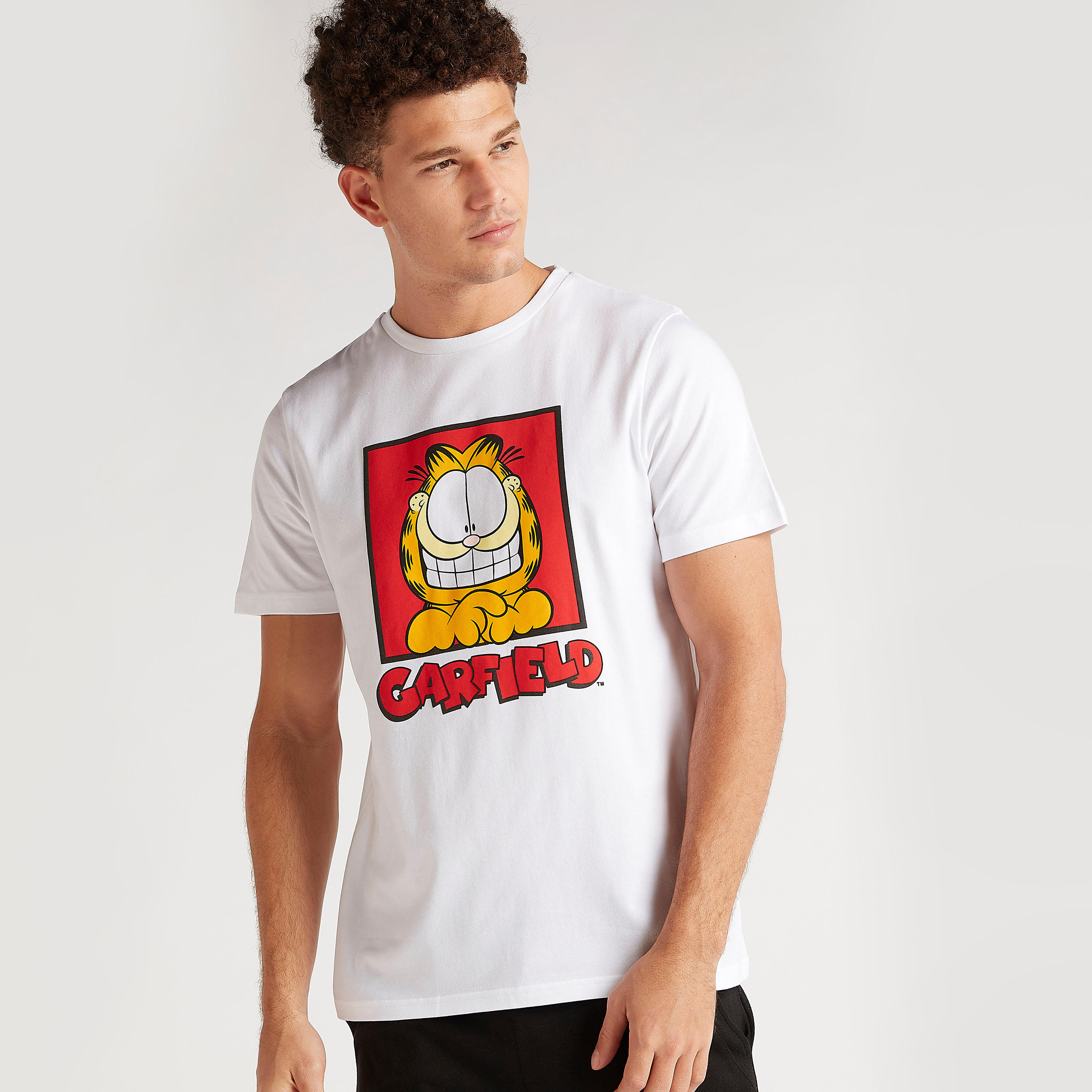 تيشيرت بياقة ضيّقة وأكمام قصيرة وطبعات غارفيلد-men-clothing-tshirtsandpolos-tshirts-image-1