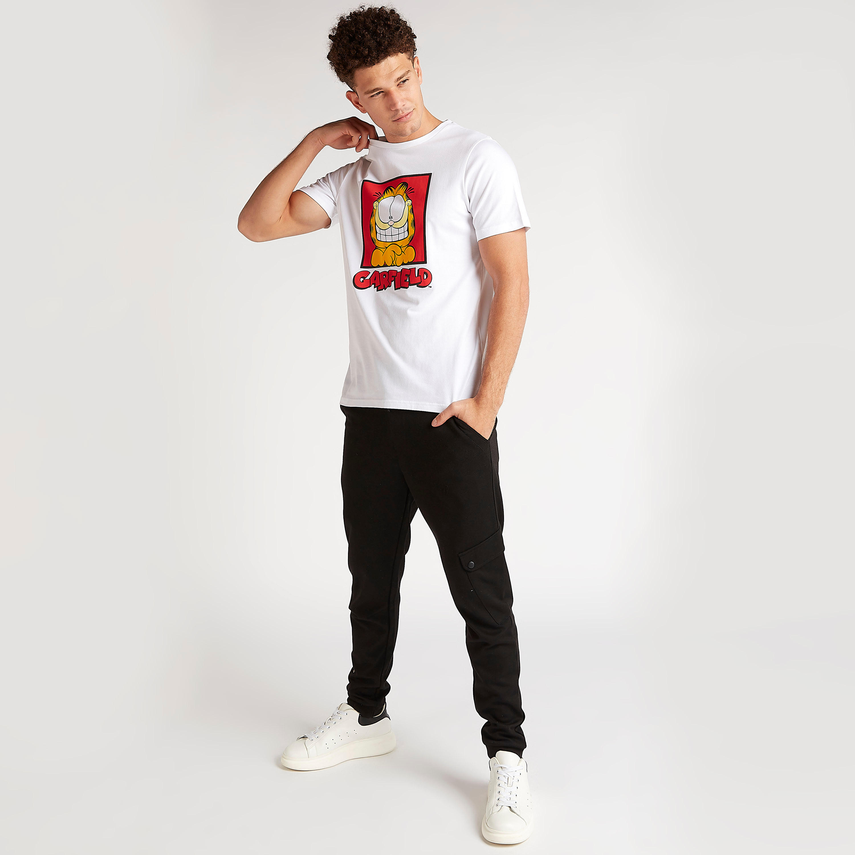تيشيرت بياقة ضيّقة وأكمام قصيرة وطبعات غارفيلد-men-clothing-tshirtsandpolos-tshirts-image-2