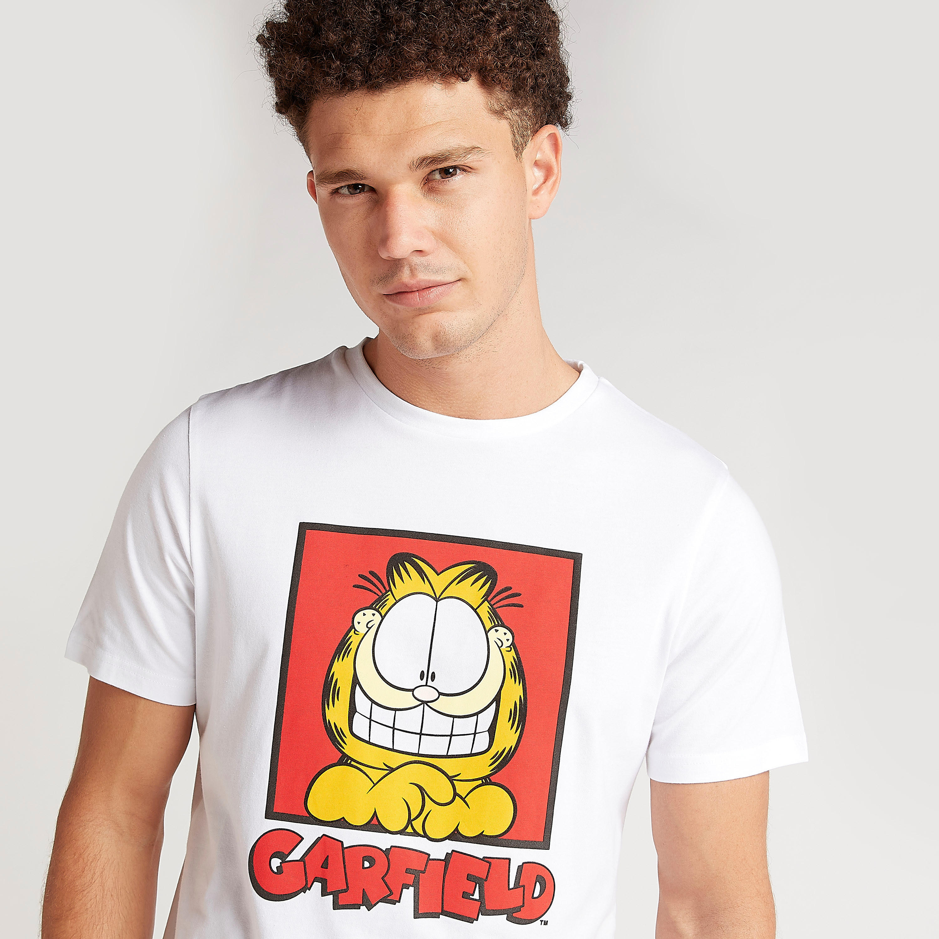تيشيرت بياقة ضيّقة وأكمام قصيرة وطبعات غارفيلد-men-clothing-tshirtsandpolos-tshirts-image-4