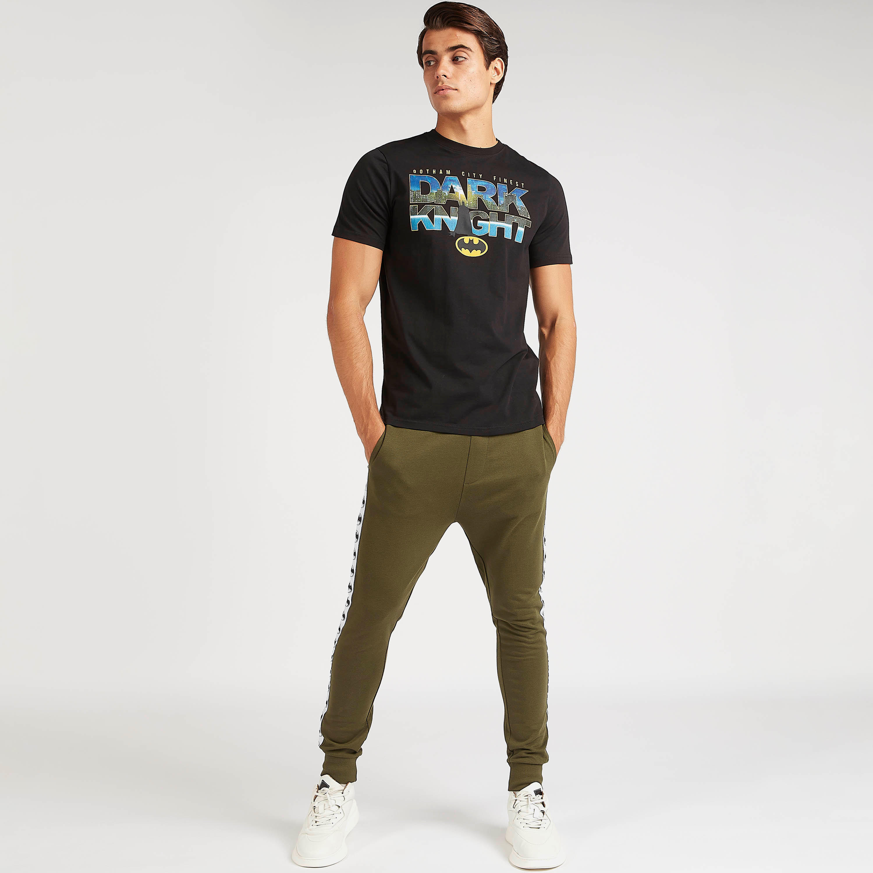 تيشيرت بياقة ضيّقة وأكمام قصيرة وطبعات باتمان-men-clothing-tshirtsandpolos-tshirts-image-2