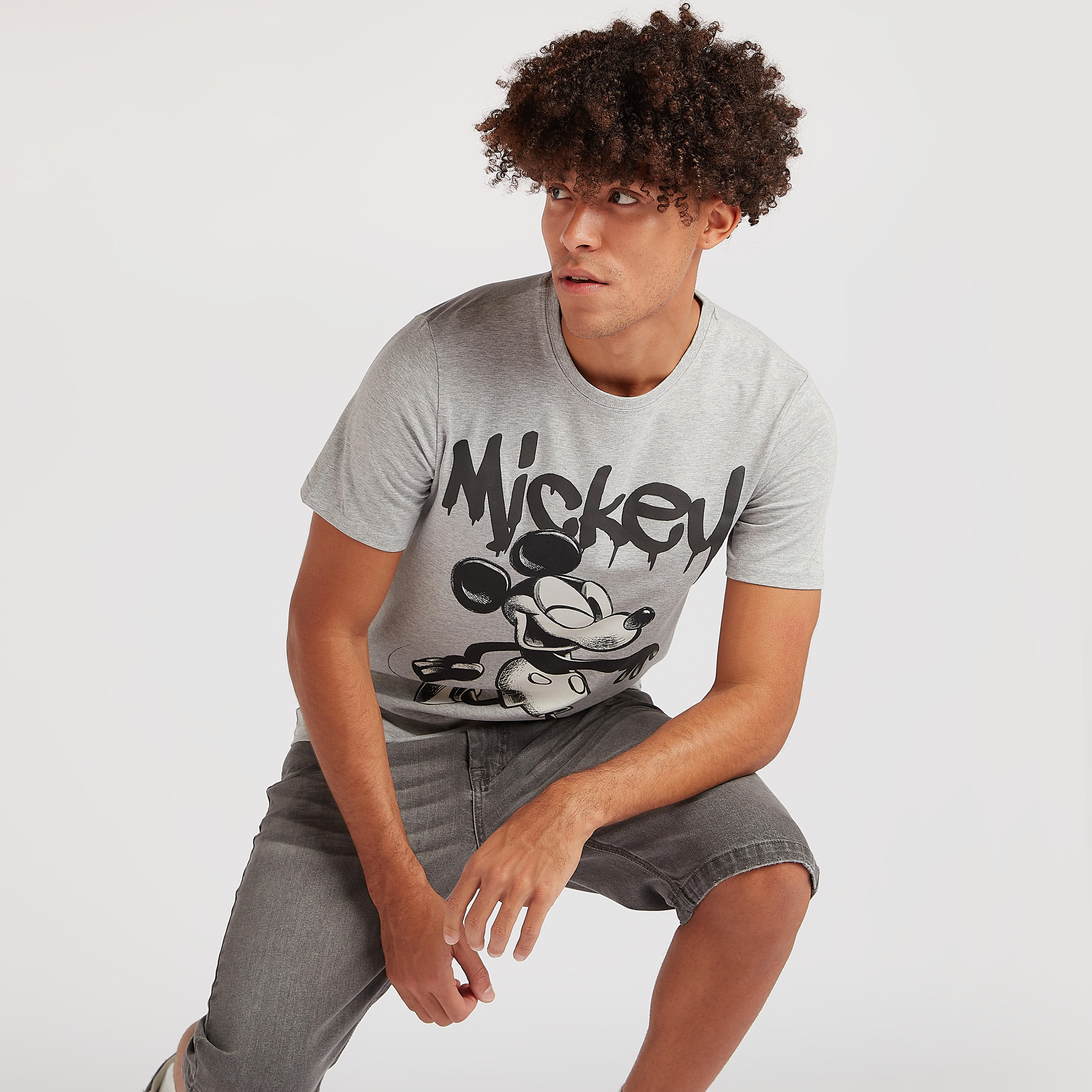 تيشيرت بياقة ضيّقة وأكمام قصيرة وطبعات ميكي ماوس-men-clothing-tshirtsandpolos-tshirts-image-4