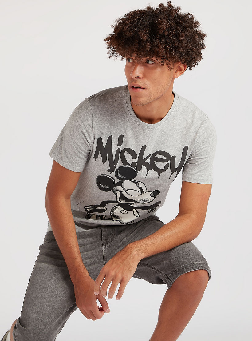 تيشيرت بياقة ضيّقة وأكمام قصيرة وطبعات ميكي ماوس-men-clothing-tshirtsandpolos-tshirts-image-4