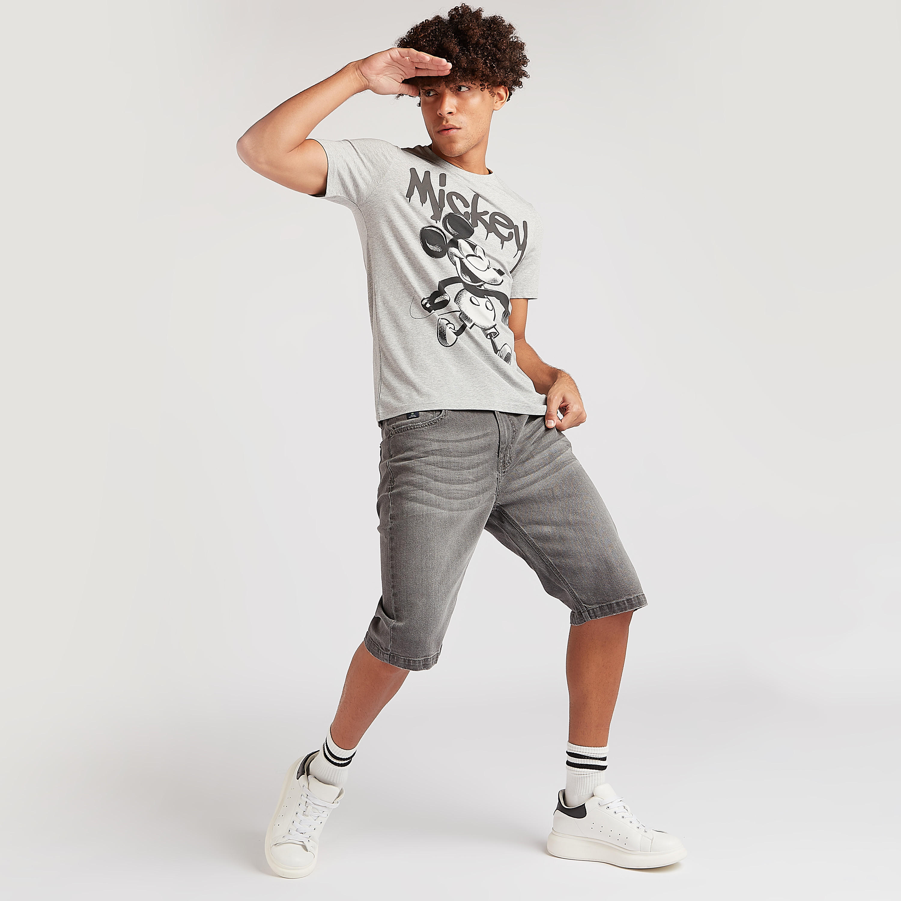تيشيرت بياقة ضيّقة وأكمام قصيرة وطبعات ميكي ماوس-men-clothing-tshirtsandpolos-tshirts-image-3