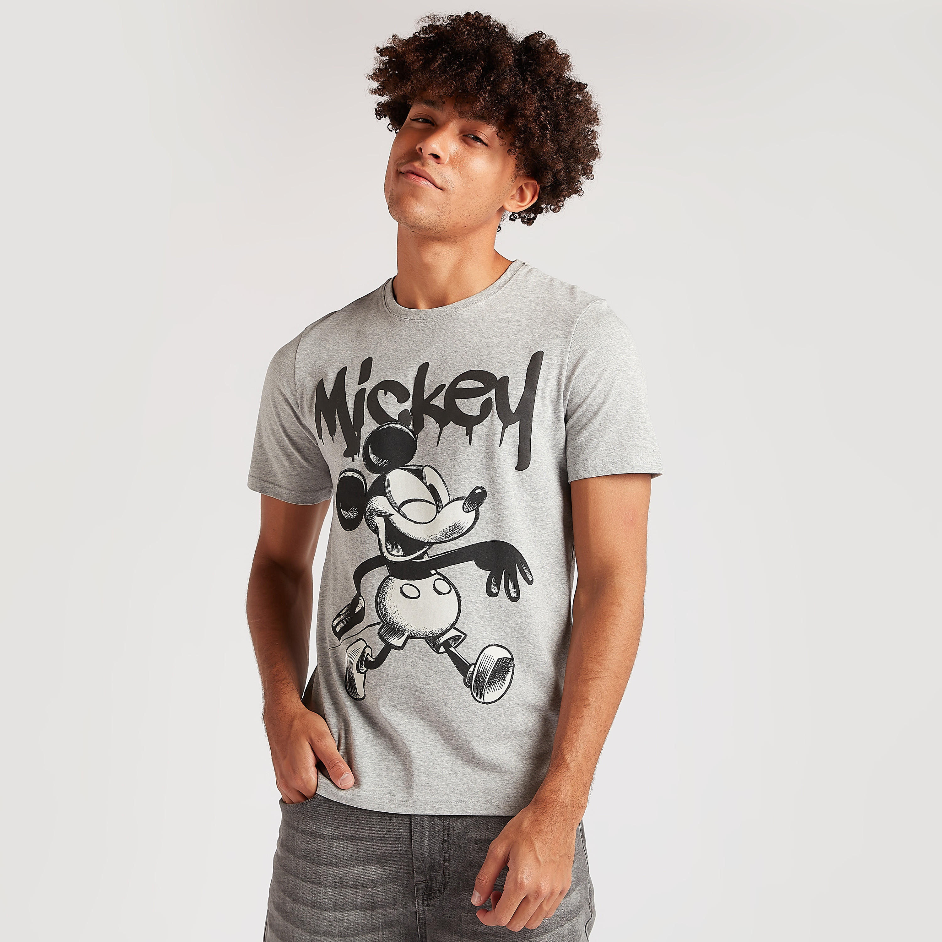 تيشيرت بياقة ضيّقة وأكمام قصيرة وطبعات ميكي ماوس-men-clothing-tshirtsandpolos-tshirts-image-2