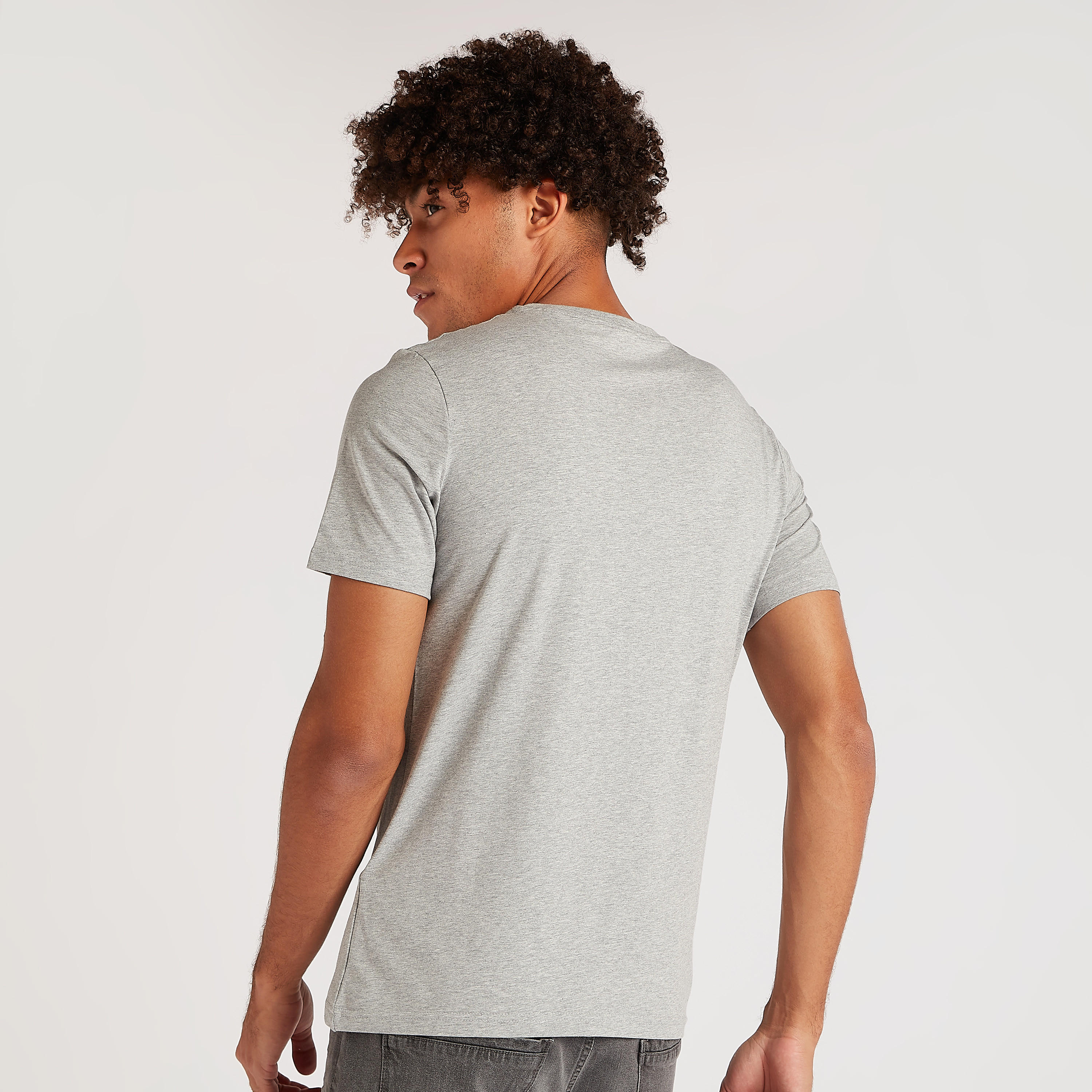 تيشيرت بياقة ضيّقة وأكمام قصيرة وطبعات ميكي ماوس-men-clothing-tshirtsandpolos-tshirts-image-1