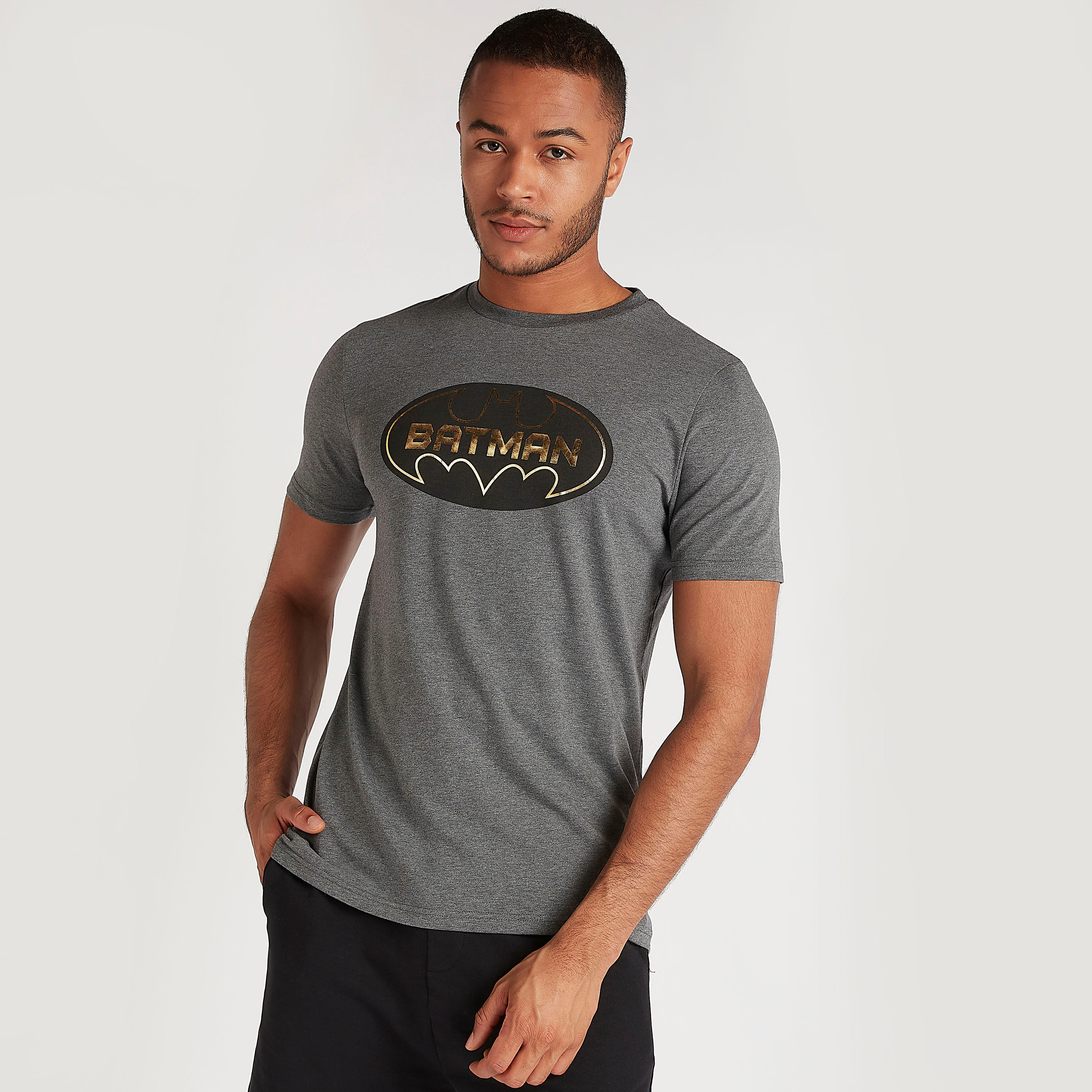 تيشيرت بياقة ضيقة وأكمام قصيرة وطبعات باتمان-men-clothing-tshirtsandpolos-tshirts-image-5