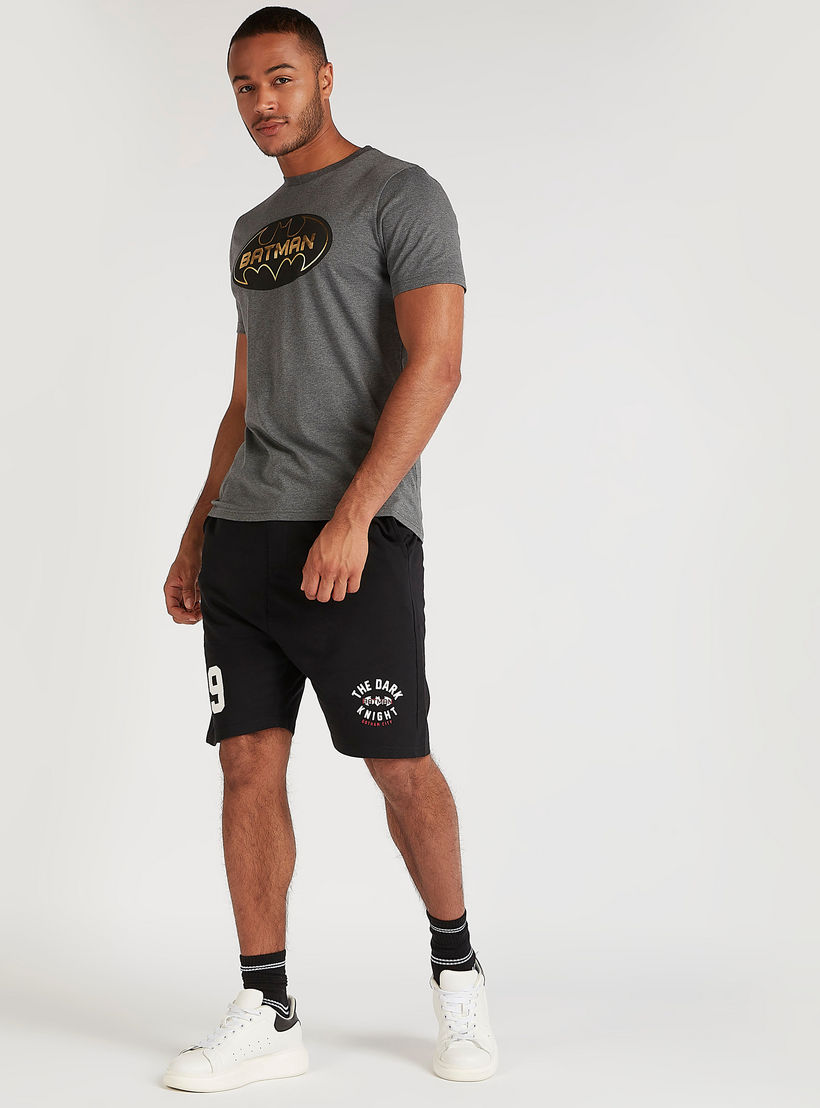 تيشيرت بياقة ضيقة وأكمام قصيرة وطبعات باتمان-men-clothing-tshirtsandpolos-tshirts-image-4