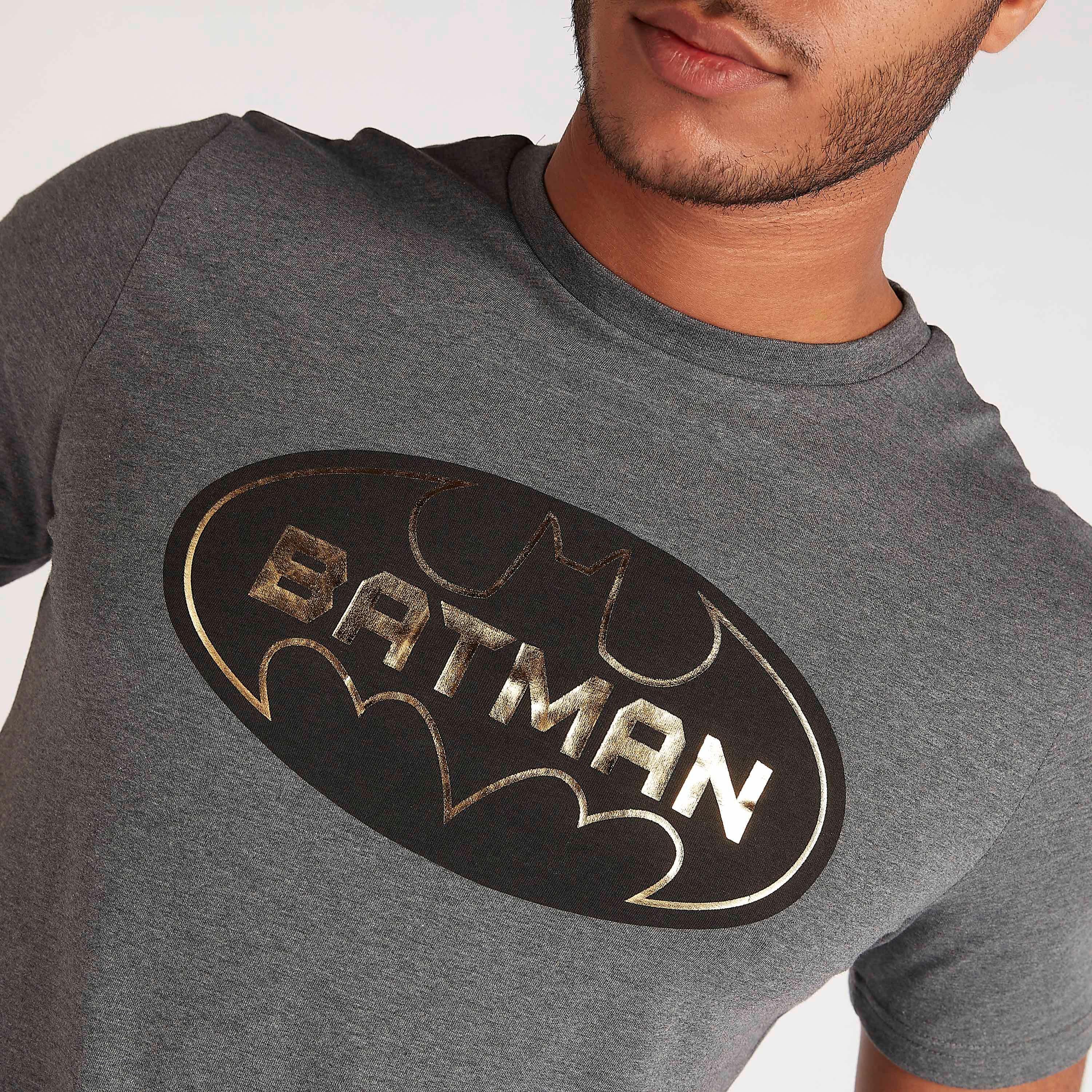 تيشيرت بياقة ضيقة وأكمام قصيرة وطبعات باتمان-men-clothing-tshirtsandpolos-tshirts-image-3
