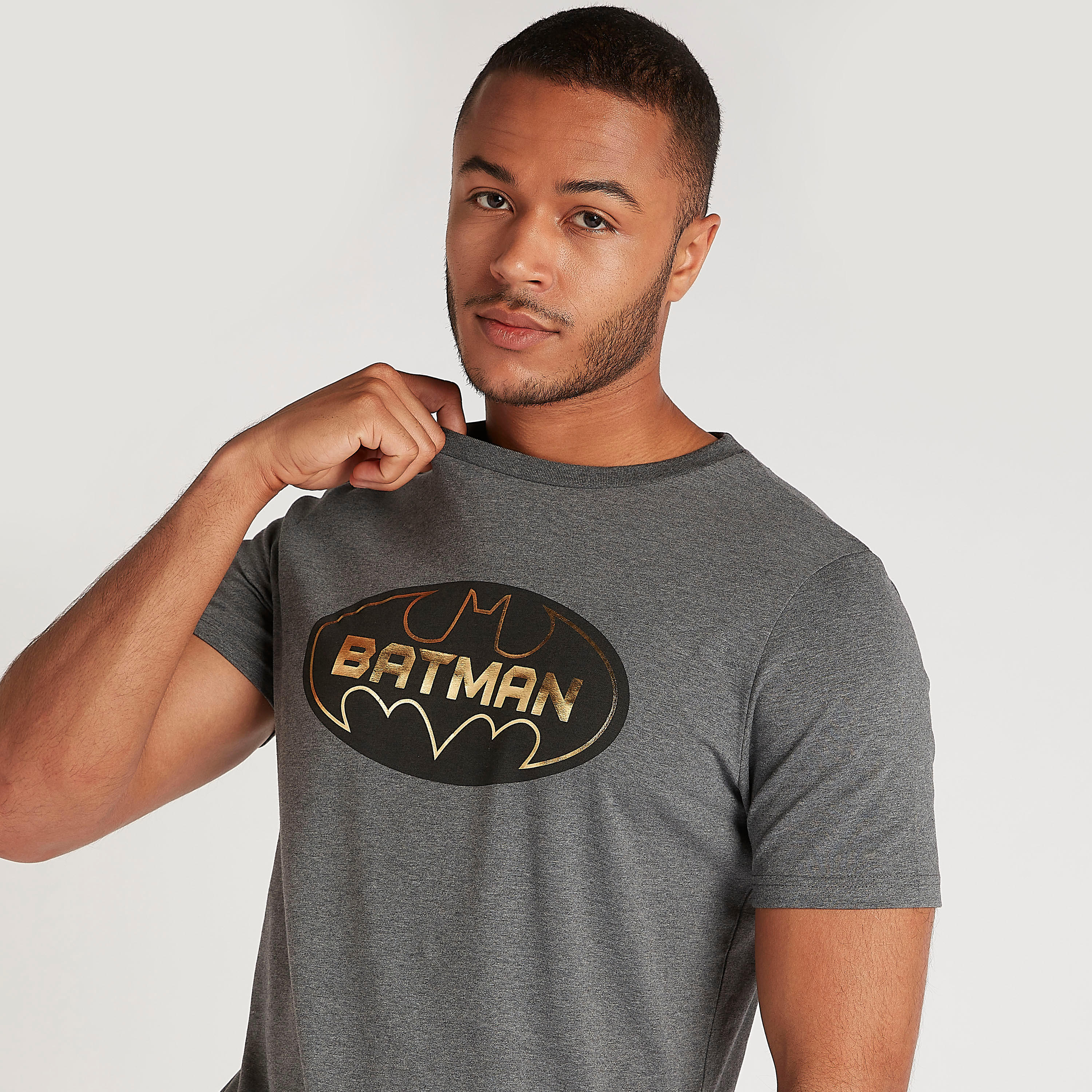 تيشيرت بياقة ضيقة وأكمام قصيرة وطبعات باتمان-men-clothing-tshirtsandpolos-tshirts-image-1