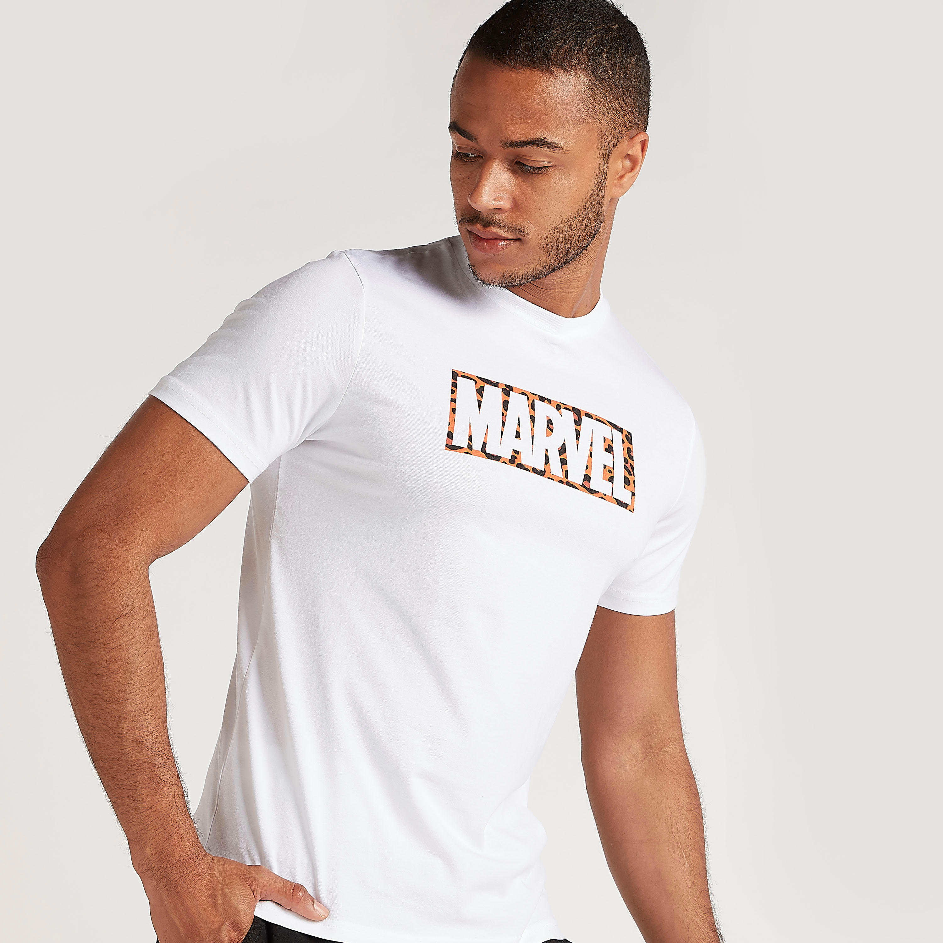 تيشيرت بياقة ضيّقة وأكمام قصيرة وطبعات مارفل-men-clothing-tshirtsandpolos-tshirts-image-1