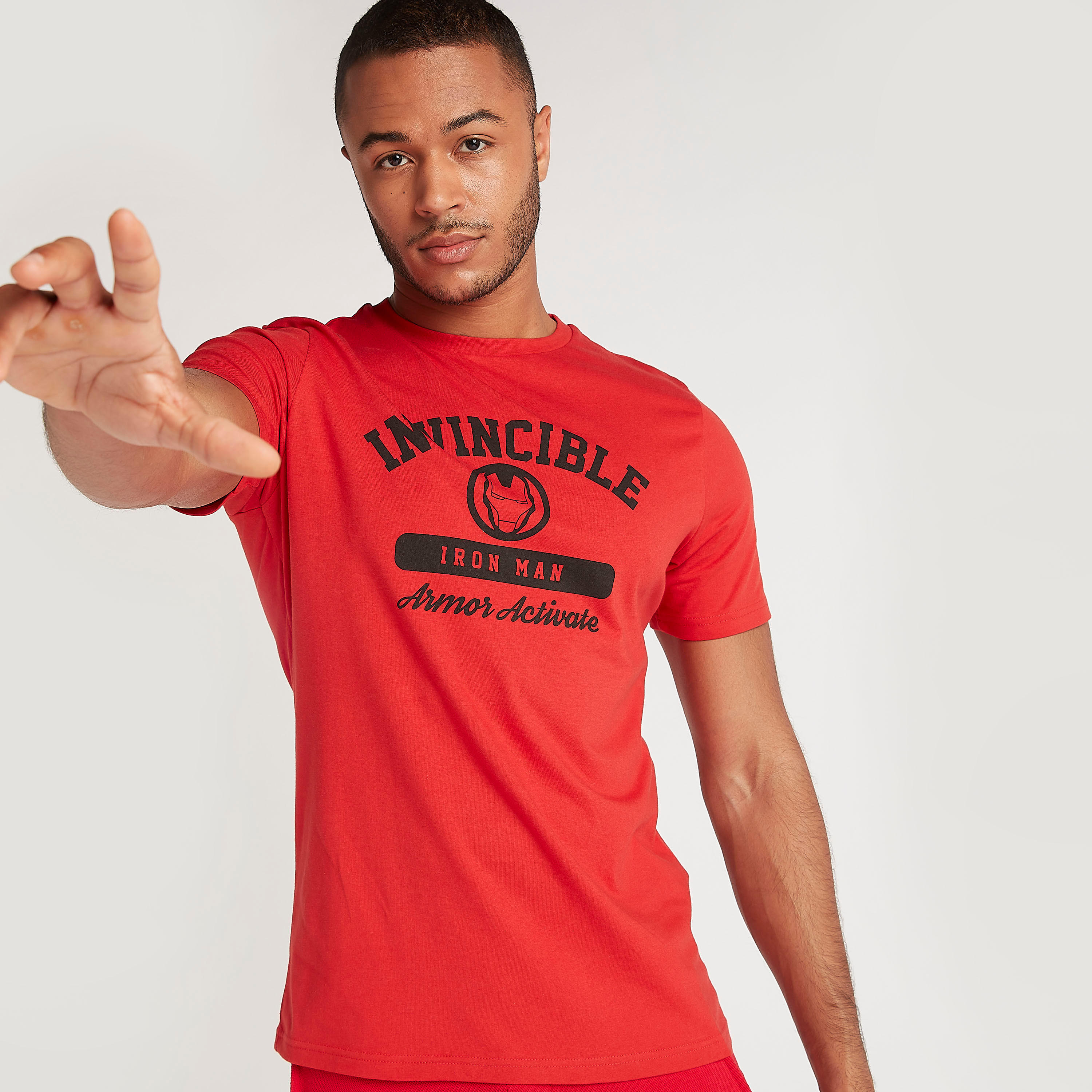 تيشيرت بياقة ضيّقة وأكمام قصيرة وطبعات انفينسابل-men-clothing-tshirtsandpolos-tshirts-image-4