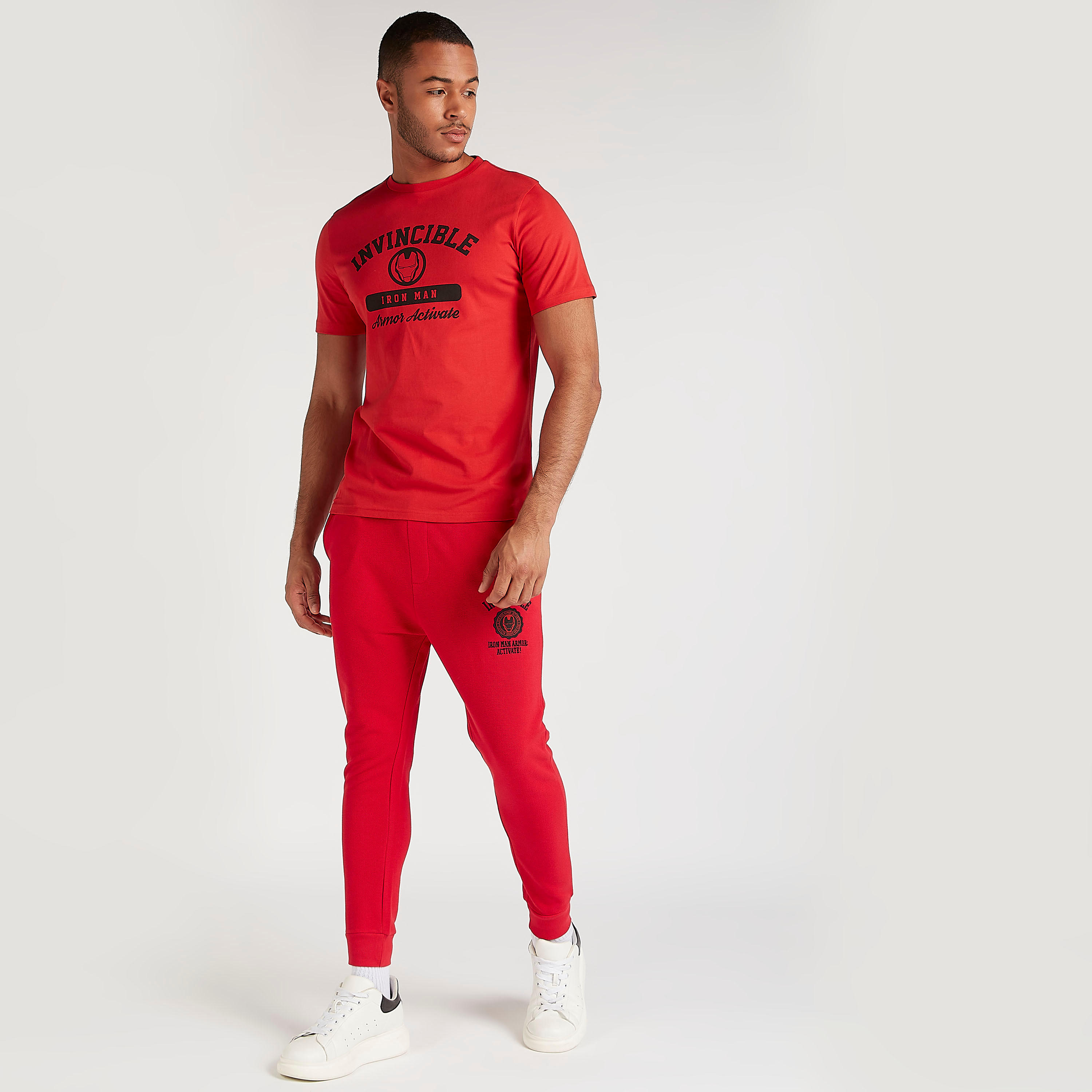تيشيرت بياقة ضيّقة وأكمام قصيرة وطبعات انفينسابل-men-clothing-tshirtsandpolos-tshirts-image-3