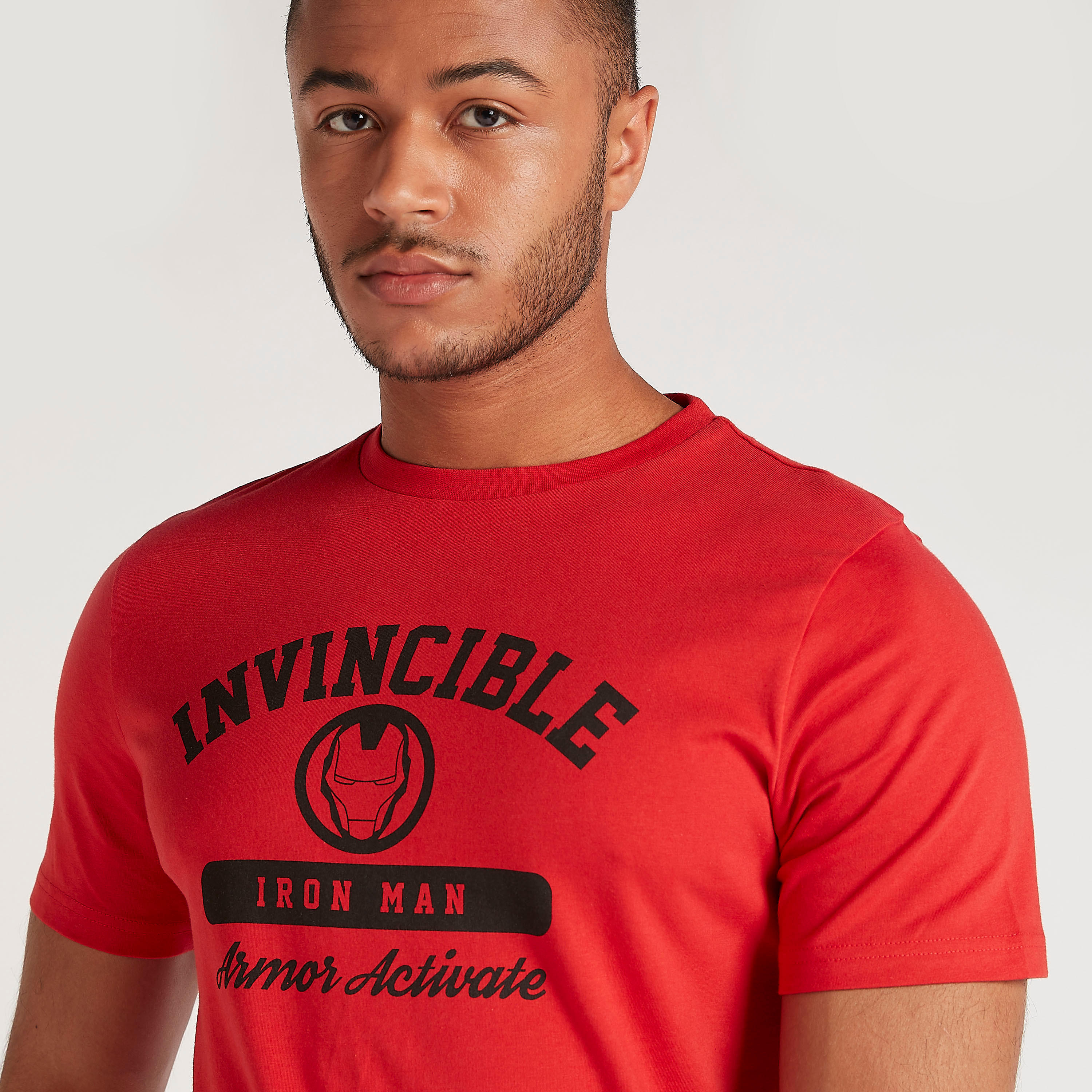 تيشيرت بياقة ضيّقة وأكمام قصيرة وطبعات انفينسابل-men-clothing-tshirtsandpolos-tshirts-image-2