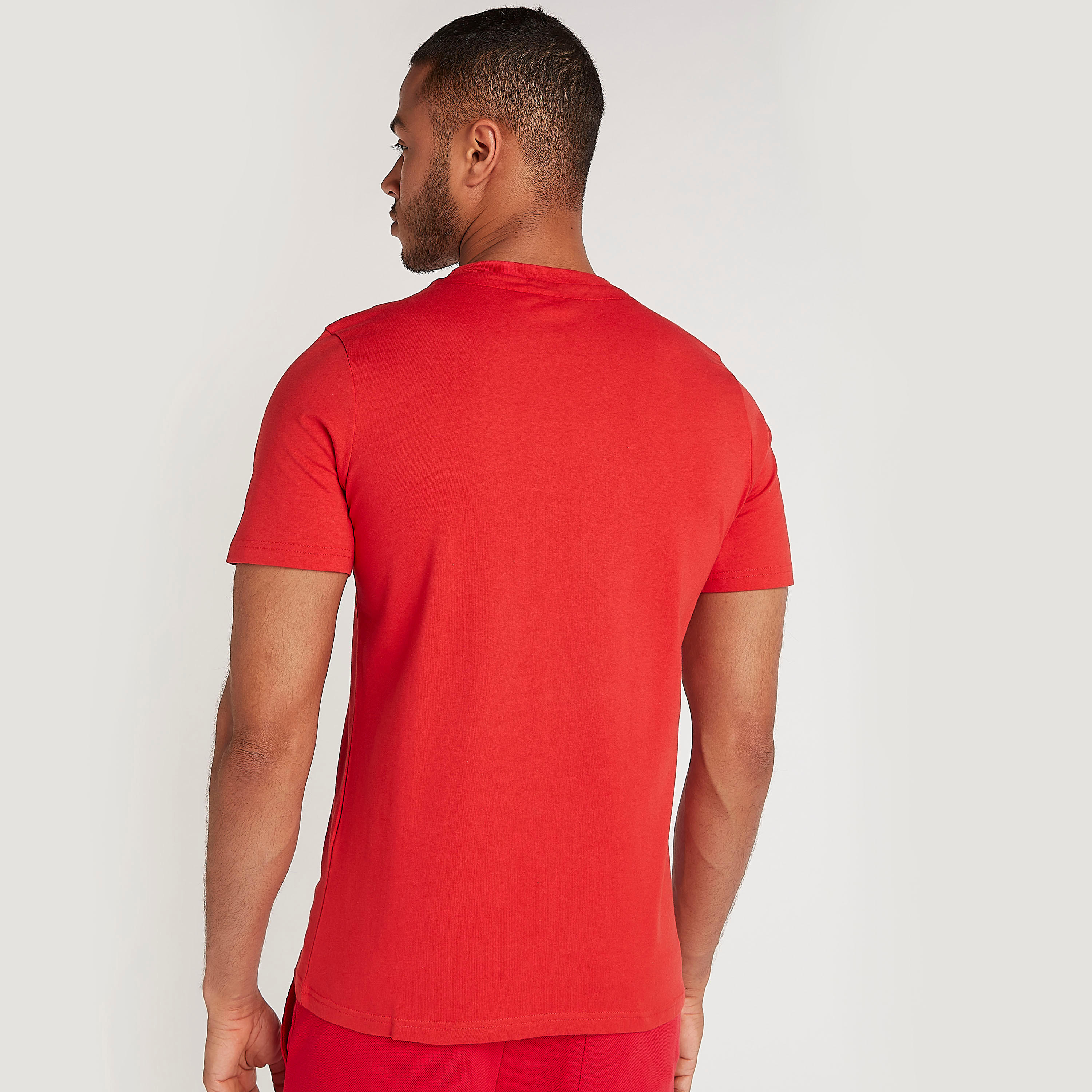 تيشيرت بياقة ضيّقة وأكمام قصيرة وطبعات انفينسابل-men-clothing-tshirtsandpolos-tshirts-image-1