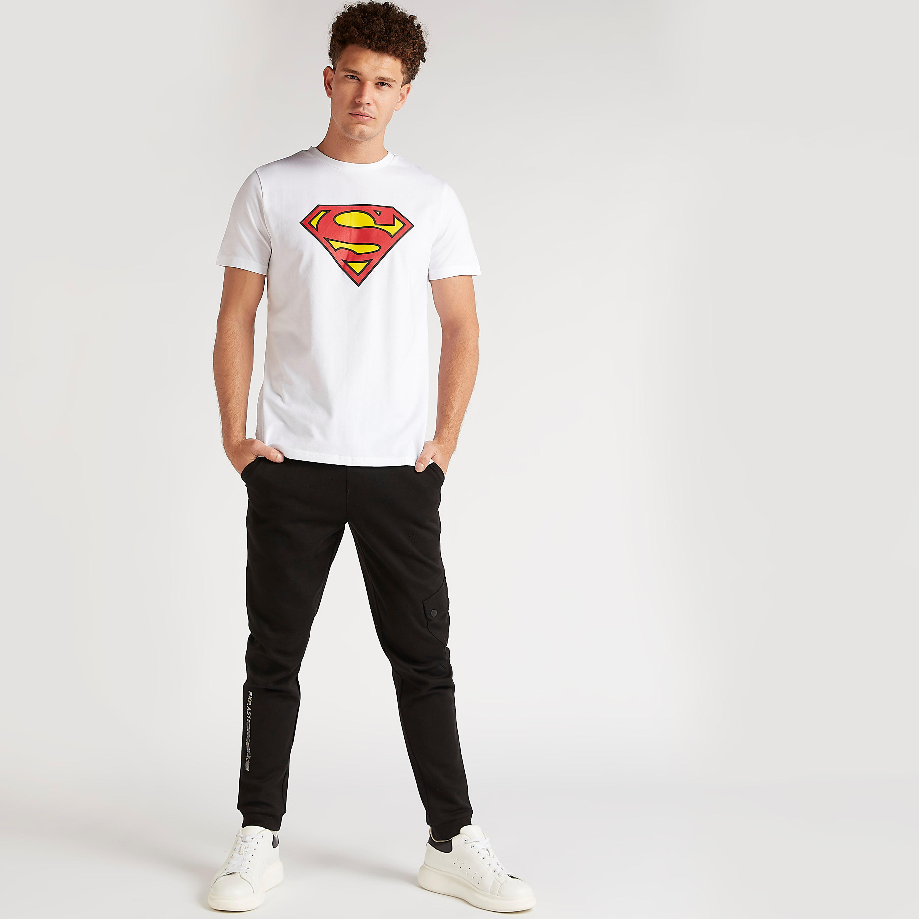 تيشيرت بياقة ضيّقة وأكمام قصيرة وطبعات سوبر مان-men-clothing-tshirtsandpolos-tshirts-image-2
