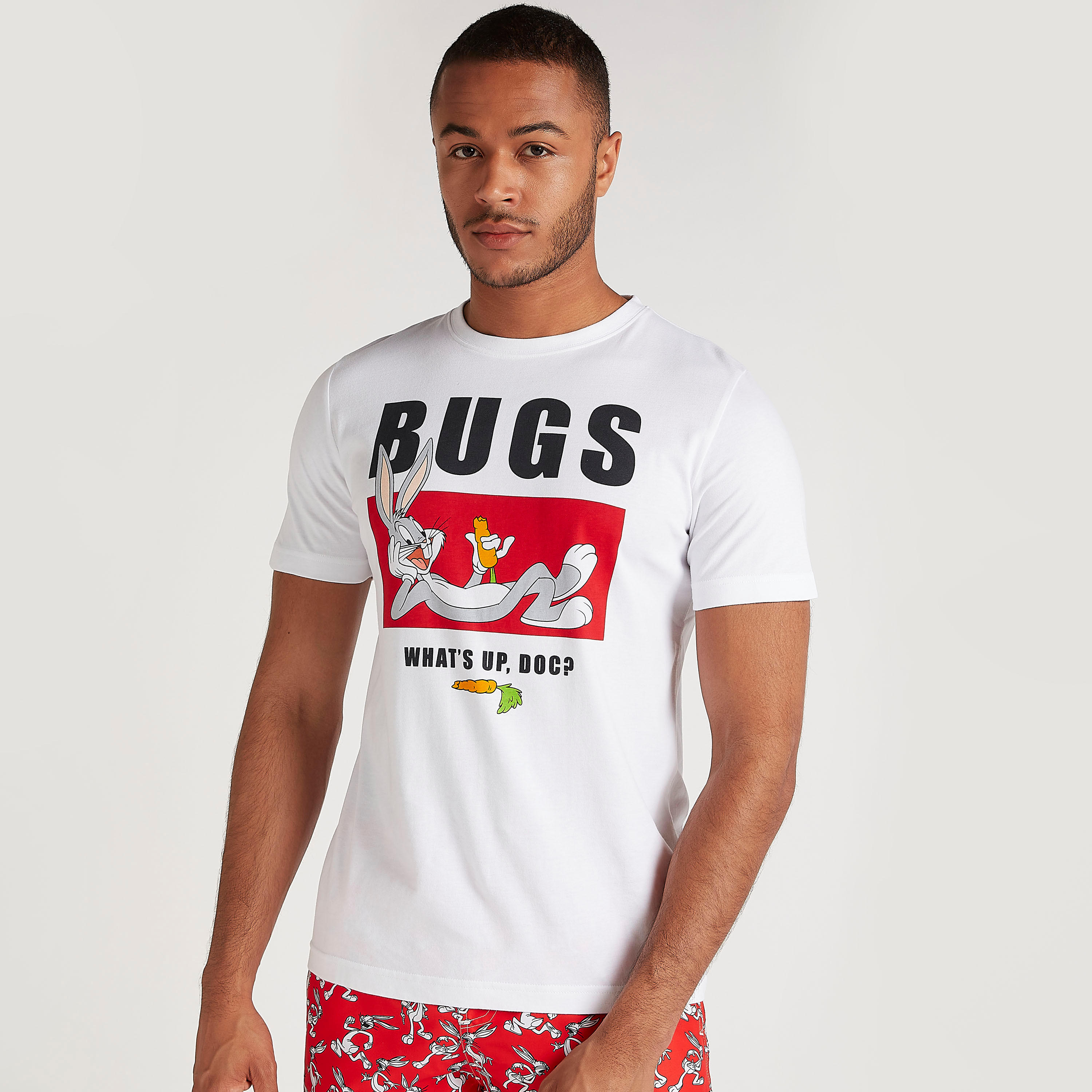 تيشيرت بياقة ضيّقة وأكمام قصيرة وطبعات باجز باني-men-clothing-tshirtsandpolos-tshirts-image-1