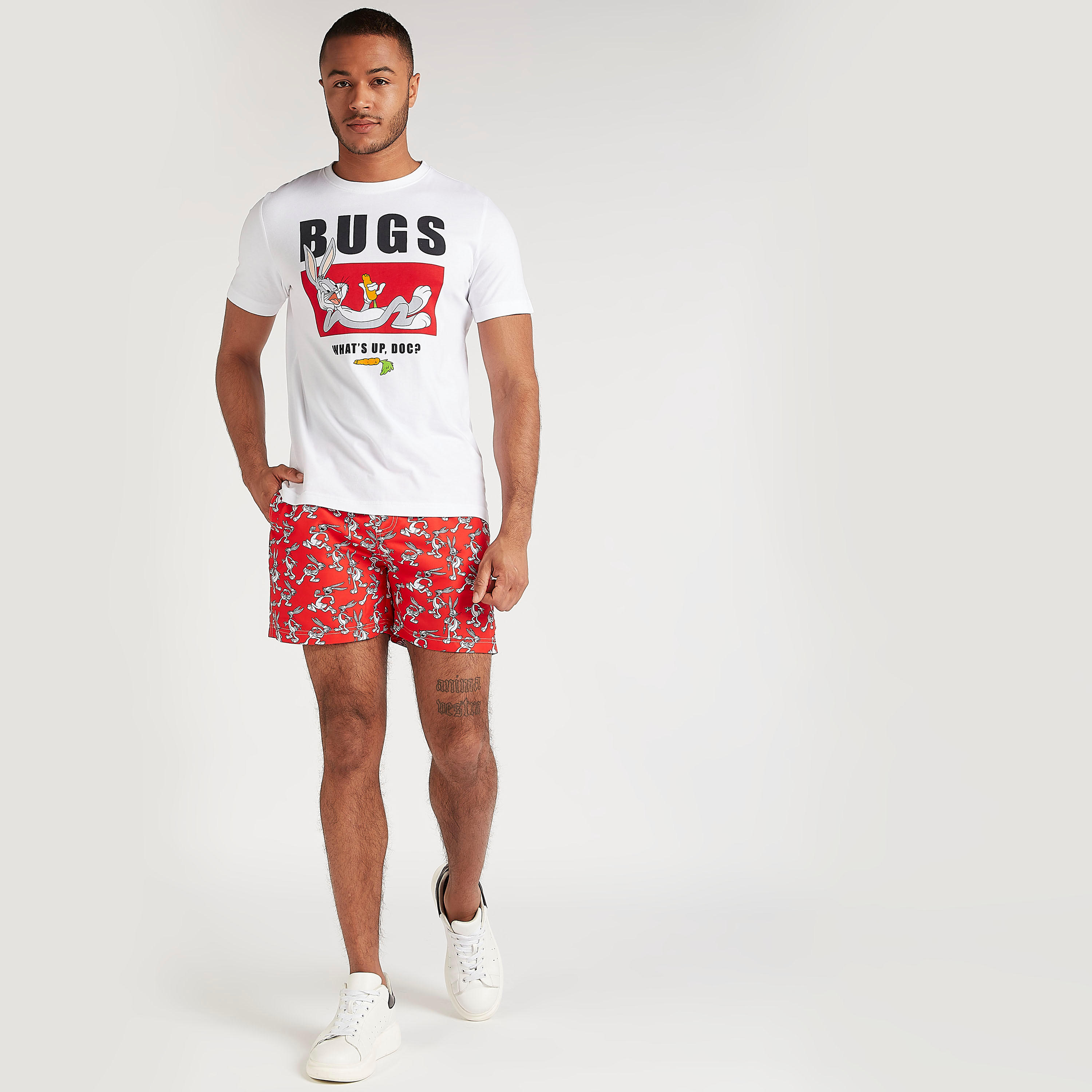تيشيرت بياقة ضيّقة وأكمام قصيرة وطبعات باجز باني-men-clothing-tshirtsandpolos-tshirts-image-2