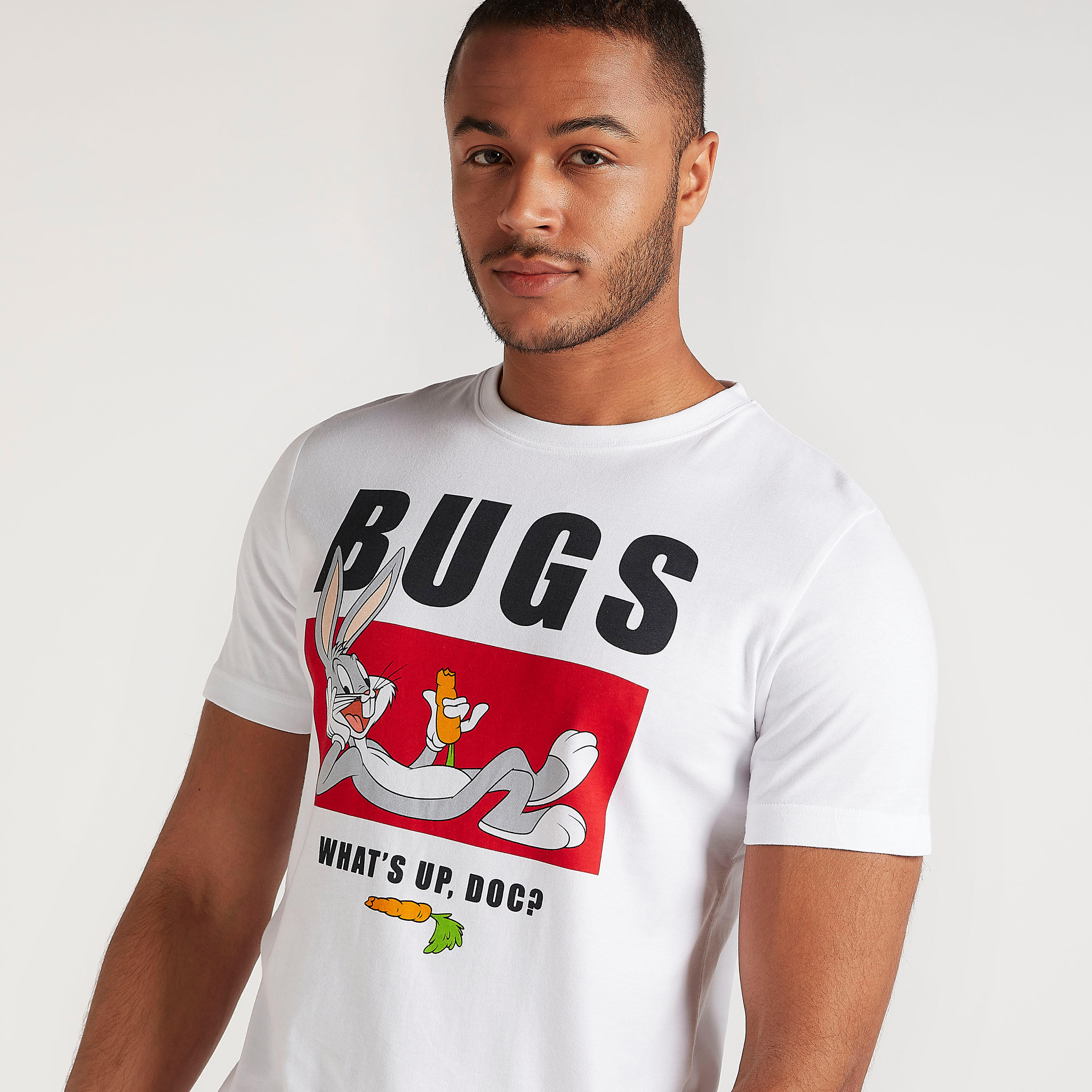 تيشيرت بياقة ضيّقة وأكمام قصيرة وطبعات باجز باني-men-clothing-tshirtsandpolos-tshirts-image-3
