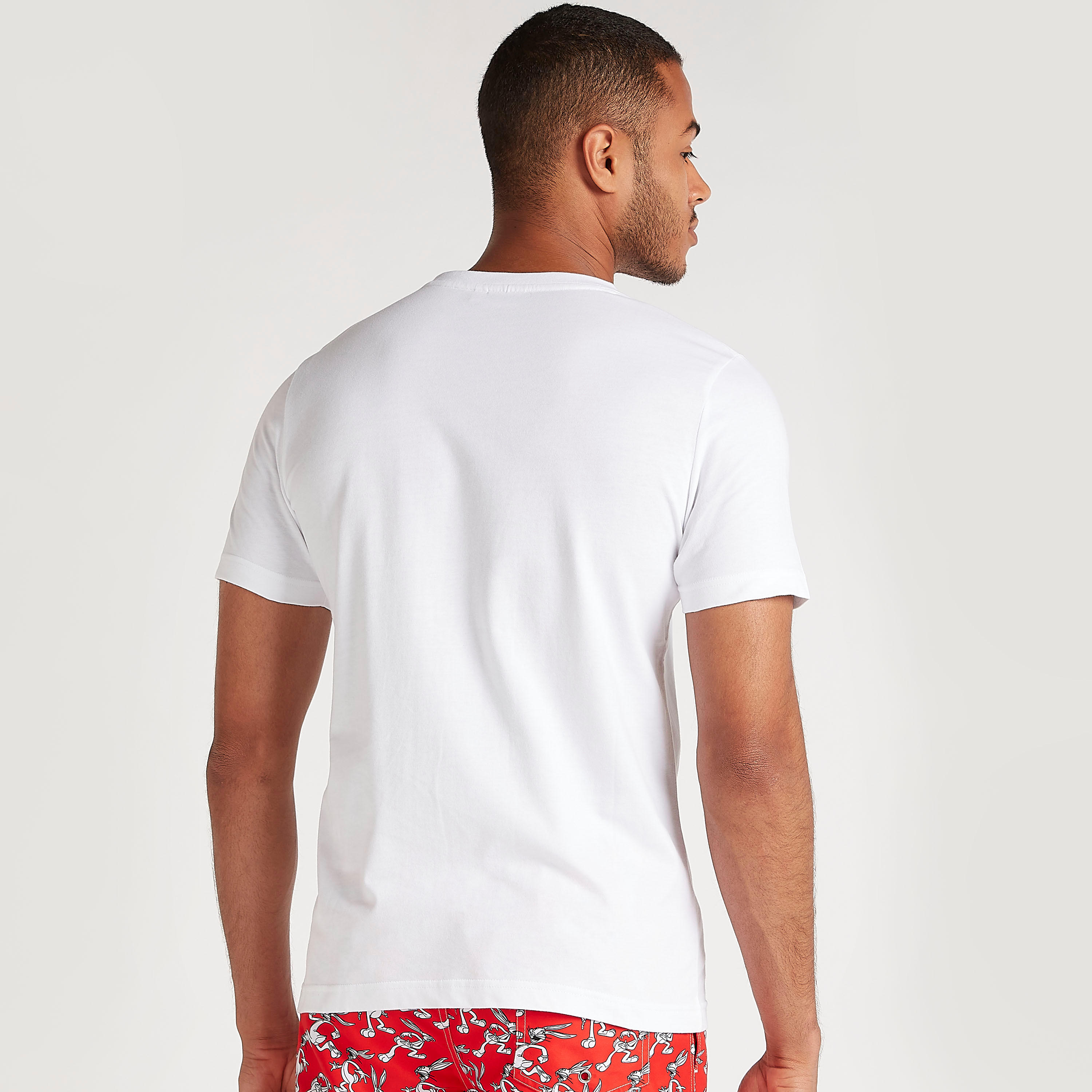 تيشيرت بياقة ضيّقة وأكمام قصيرة وطبعات باجز باني-men-clothing-tshirtsandpolos-tshirts-image-4