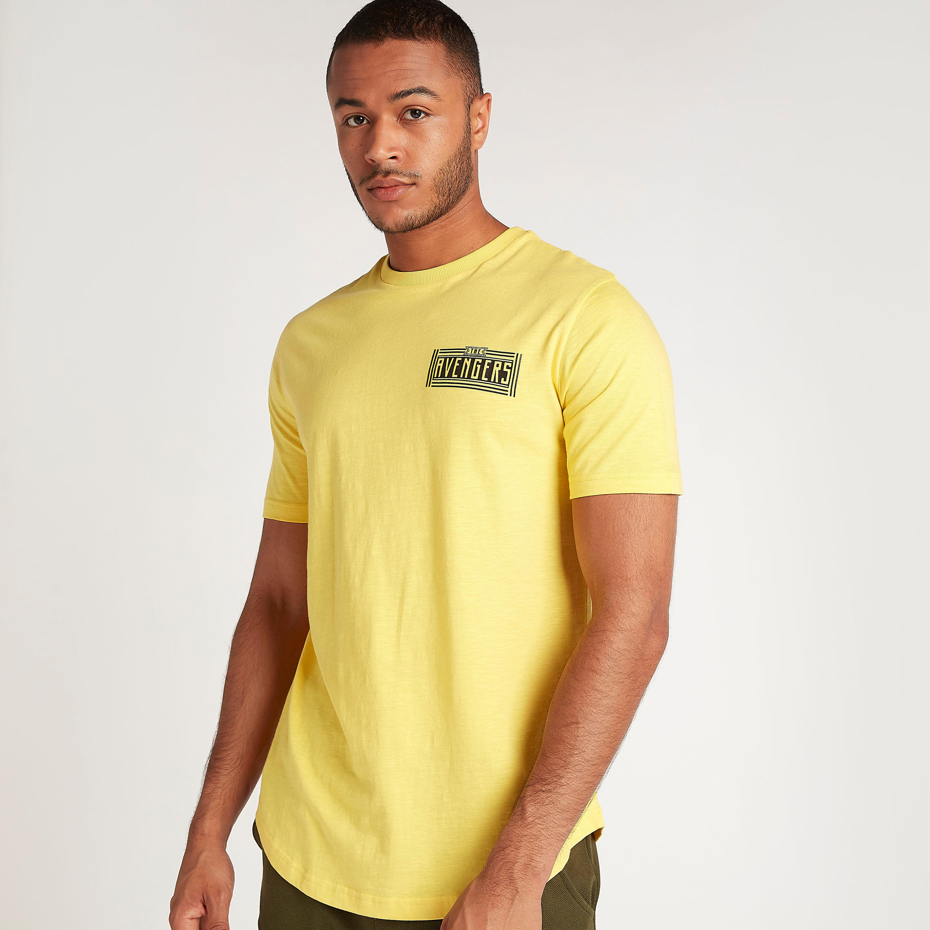 تيشيرت طويل بياقة ضيّقة وطبعات أفينجيرز-men-clothing-tshirtsandpolos-tshirts-image-1