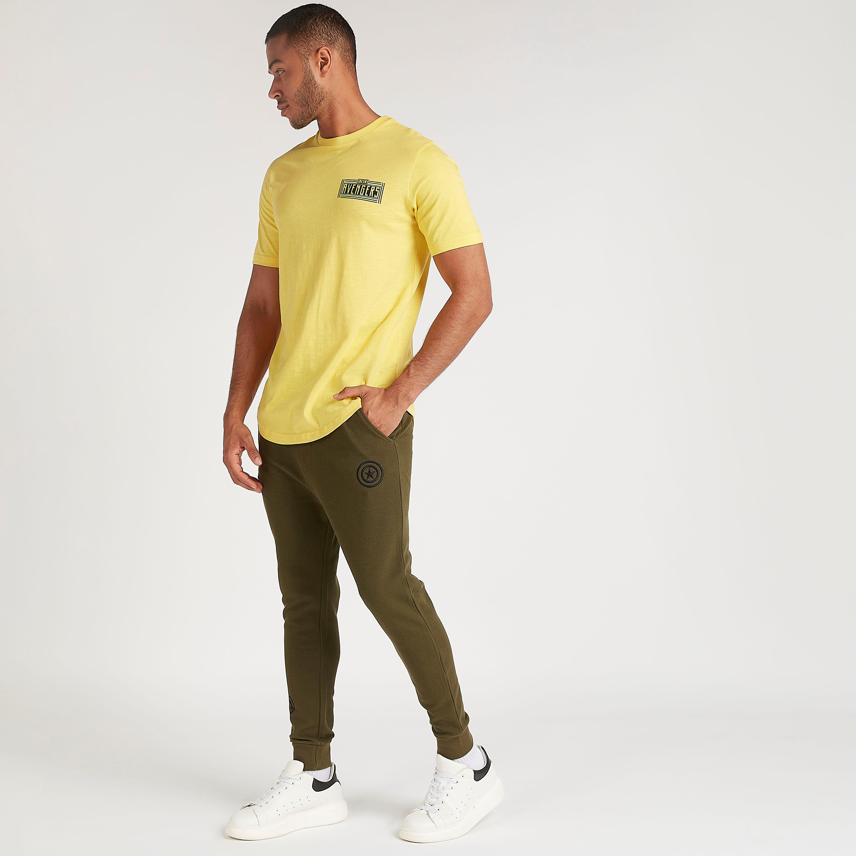 تيشيرت طويل بياقة ضيّقة وطبعات أفينجيرز-men-clothing-tshirtsandpolos-tshirts-image-2