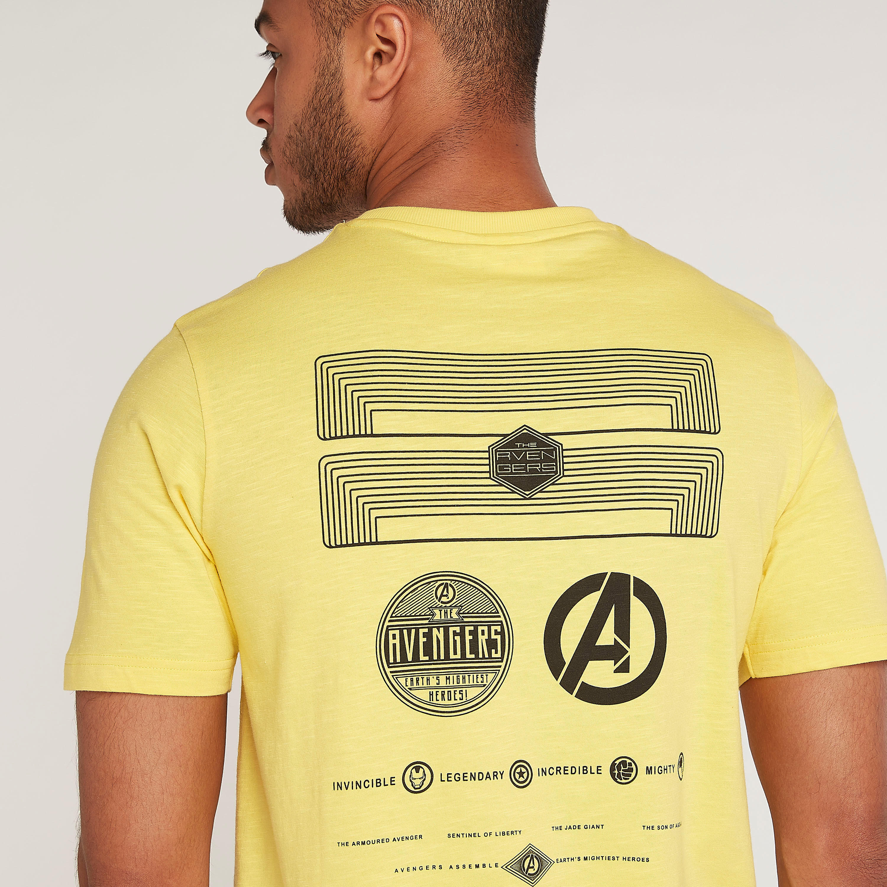 تيشيرت طويل بياقة ضيّقة وطبعات أفينجيرز-men-clothing-tshirtsandpolos-tshirts-image-3
