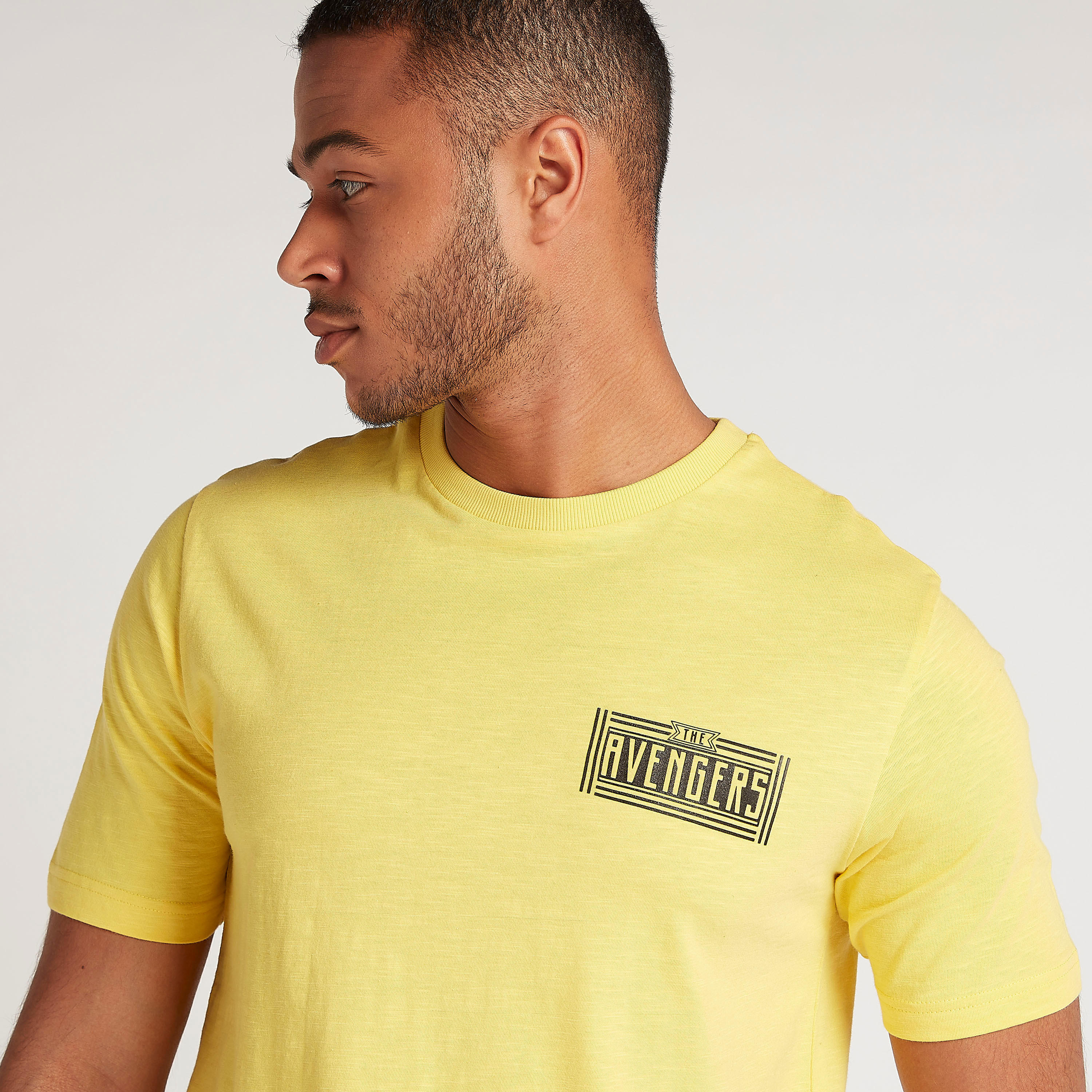 تيشيرت طويل بياقة ضيّقة وطبعات أفينجيرز-men-clothing-tshirtsandpolos-tshirts-image-4