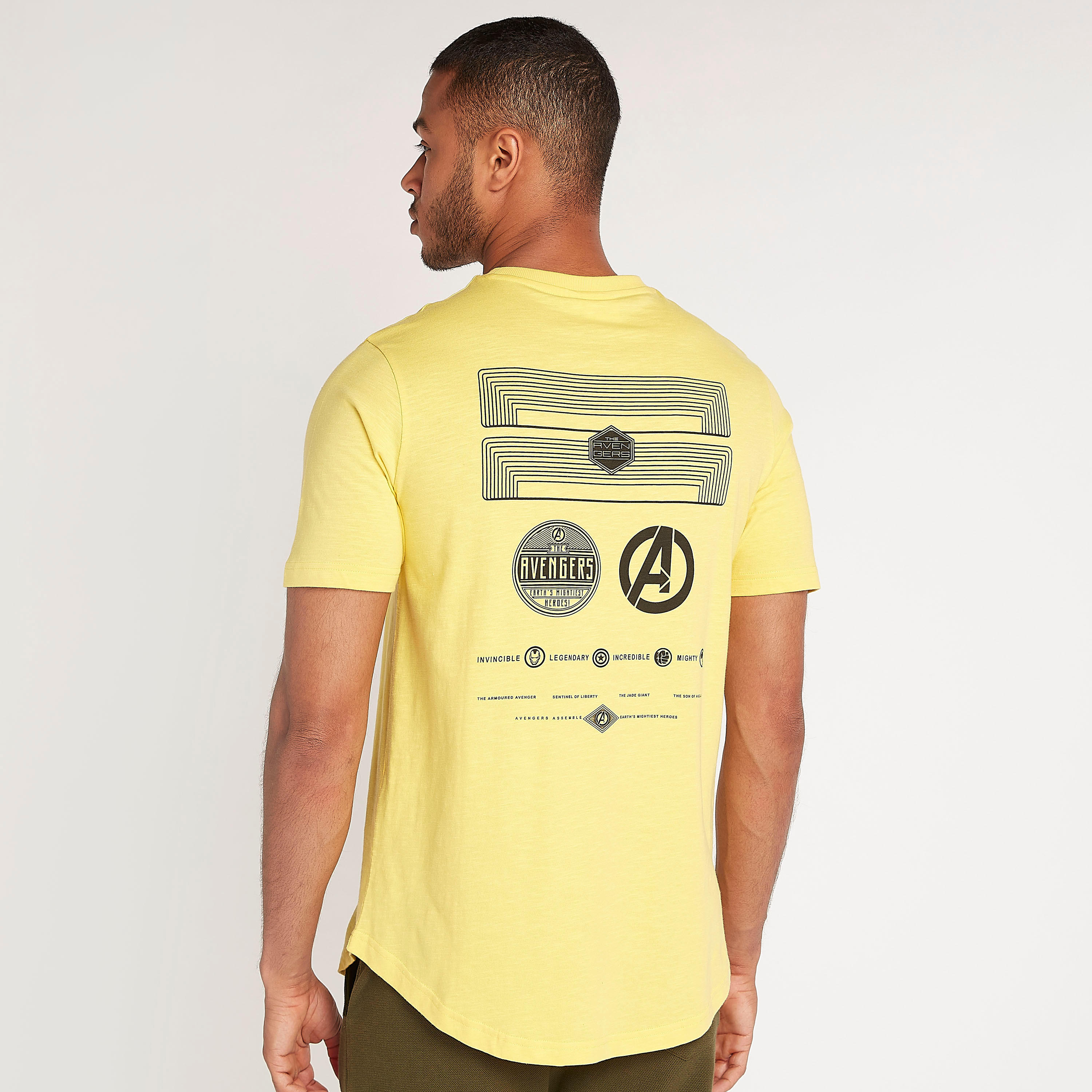 تيشيرت طويل بياقة ضيّقة وطبعات أفينجيرز-men-clothing-tshirtsandpolos-tshirts-image-5