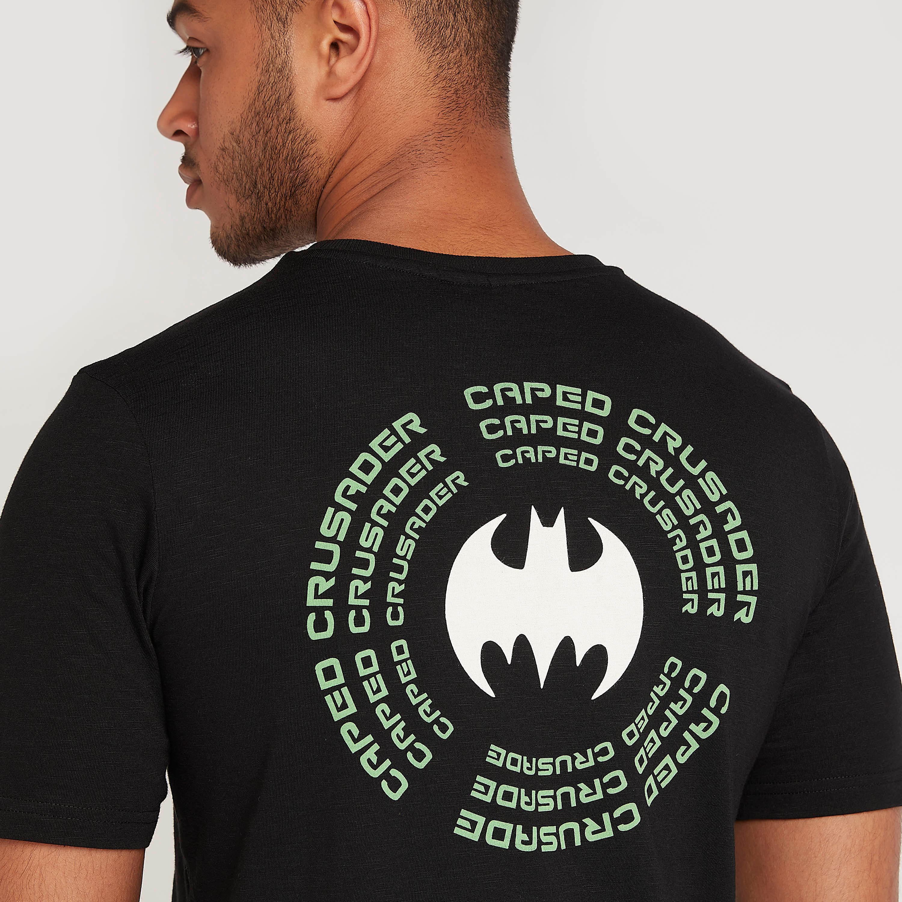 تيشيرت بياقة ضيّقة وأكمام قصيرة وطبعات باتمان-men-clothing-tshirtsandpolos-tshirts-image-1