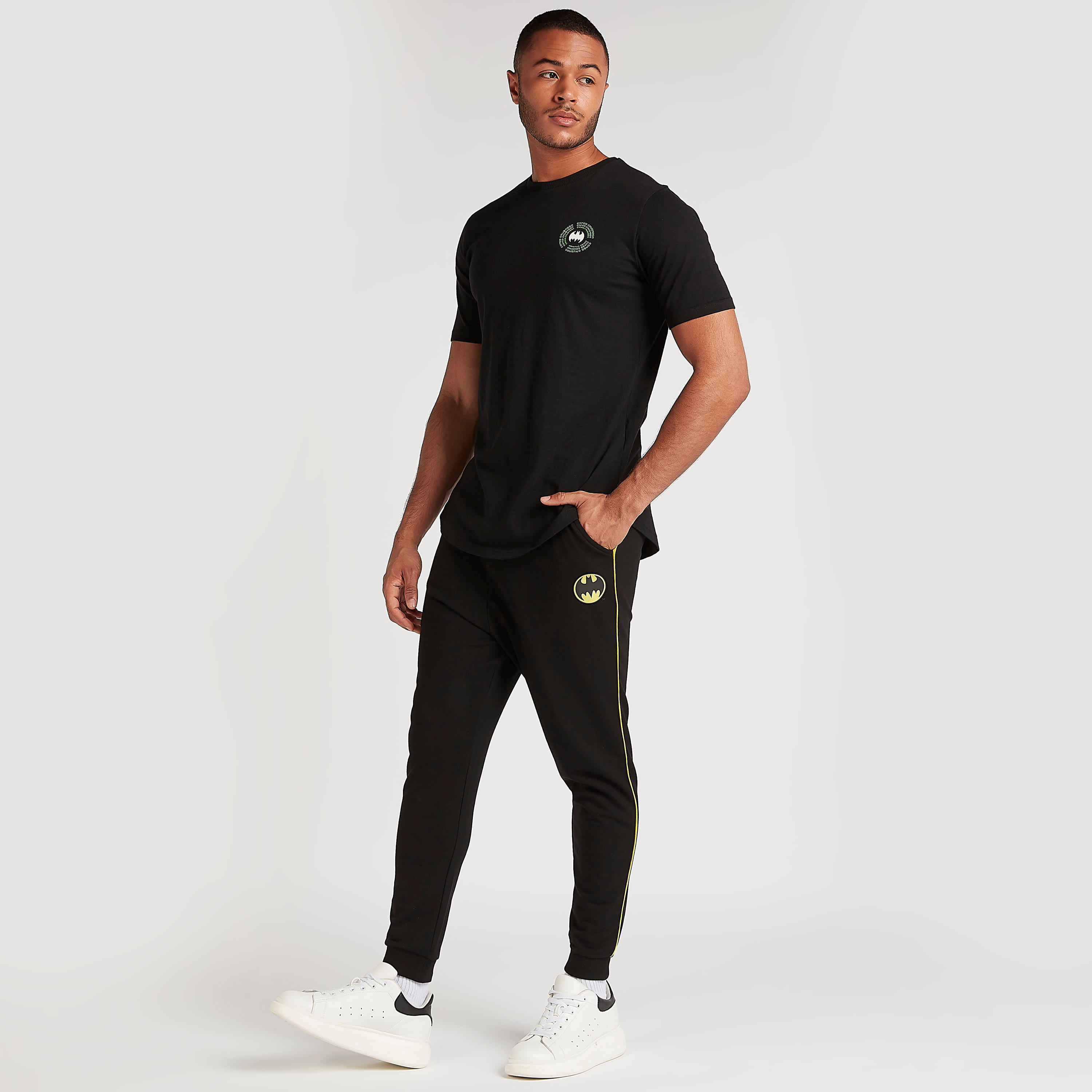 تيشيرت بياقة ضيّقة وأكمام قصيرة وطبعات باتمان-men-clothing-tshirtsandpolos-tshirts-image-2