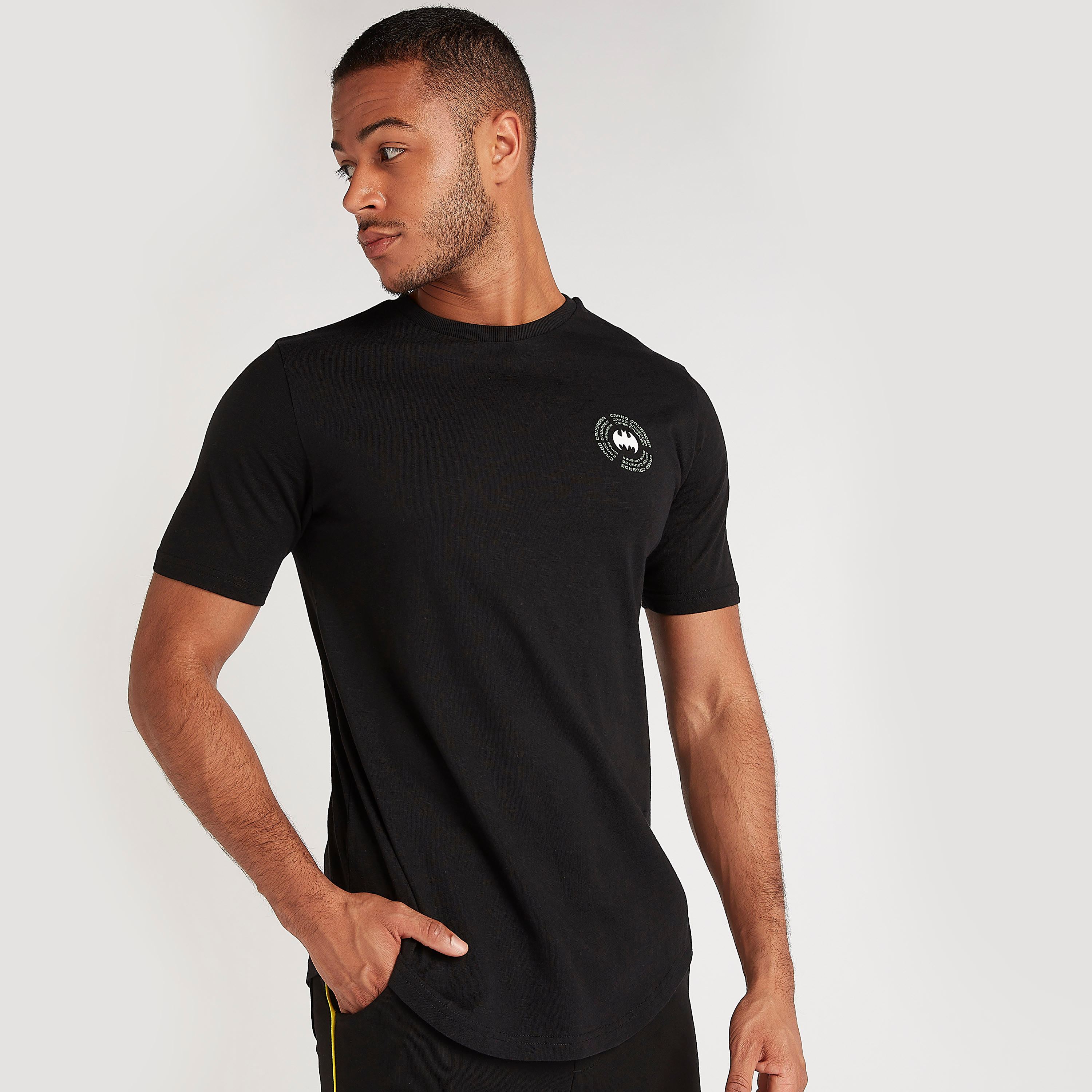 تيشيرت بياقة ضيّقة وأكمام قصيرة وطبعات باتمان-men-clothing-tshirtsandpolos-tshirts-image-3