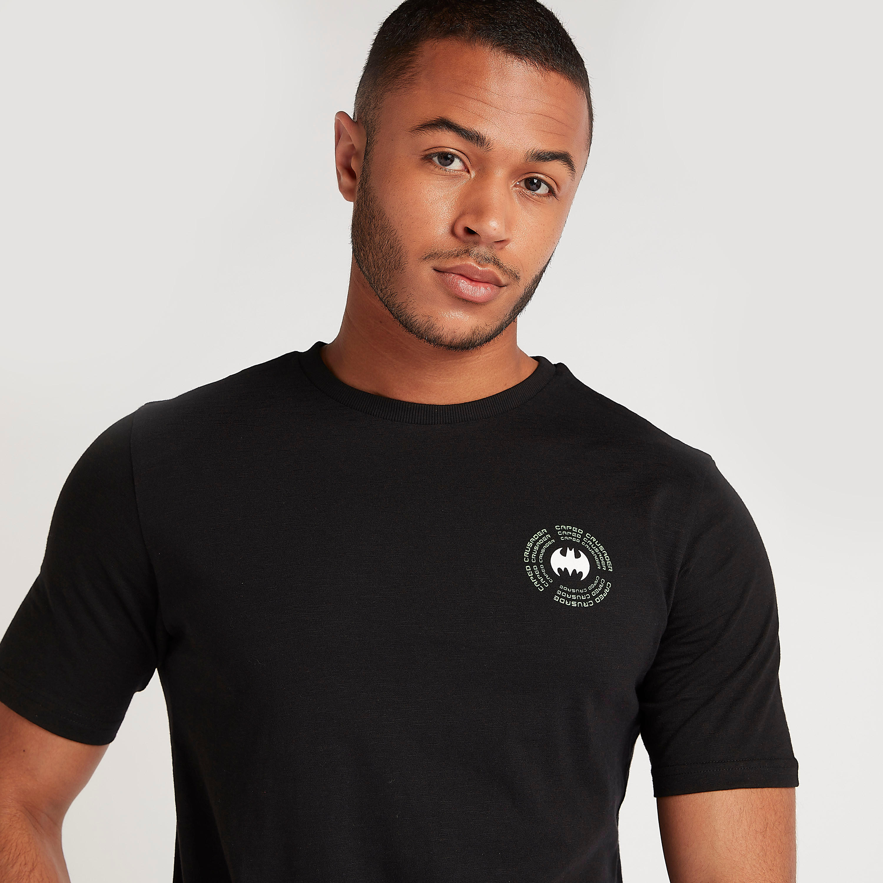 تيشيرت بياقة ضيّقة وأكمام قصيرة وطبعات باتمان-men-clothing-tshirtsandpolos-tshirts-image-5