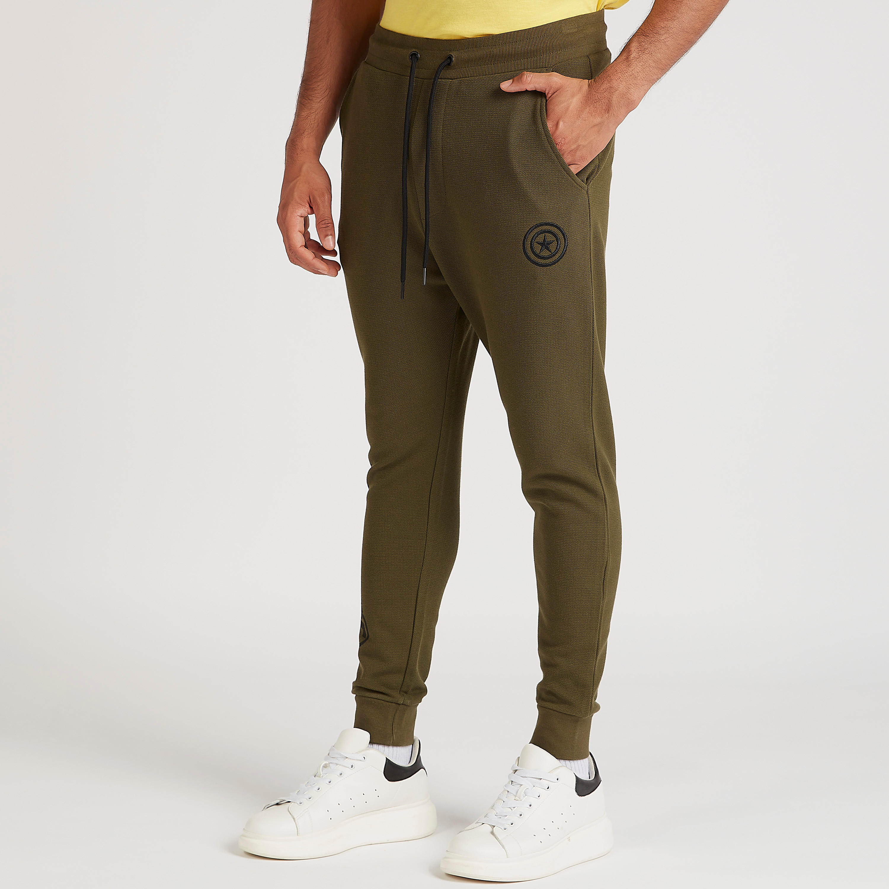 بنطلون رياضي بخصر متوسط الارتفاع بجيوب وتطريز كابتن أمريكا-men-clothing-bottoms-joggers-image-1