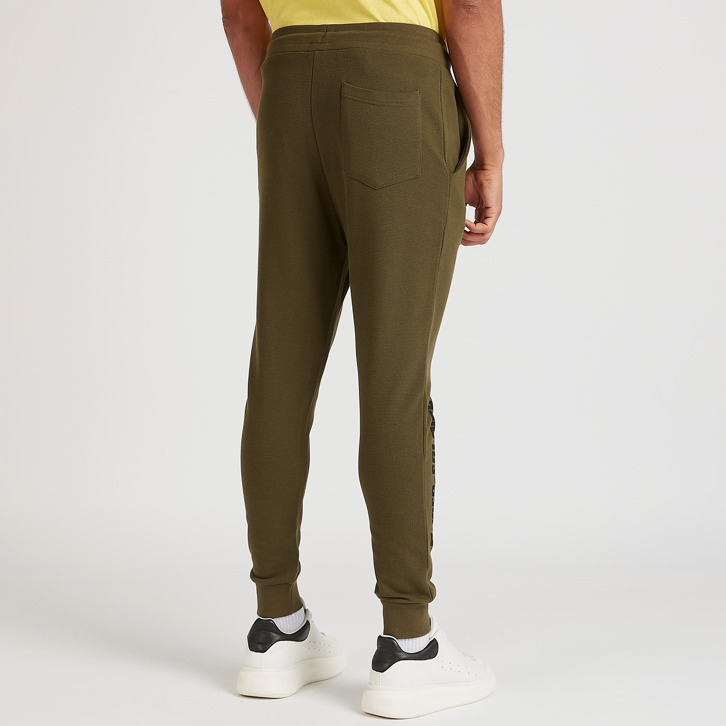 بنطلون رياضي بخصر متوسط الارتفاع بجيوب وتطريز كابتن أمريكا-men-clothing-bottoms-joggers-image-4