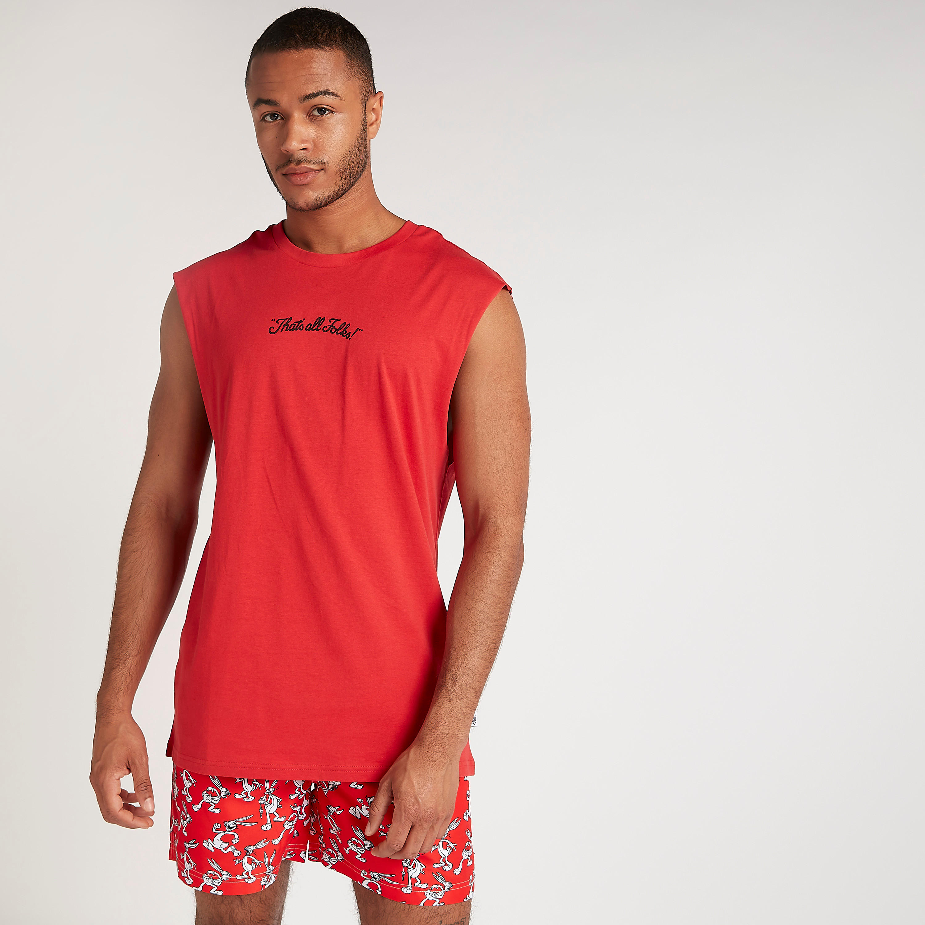تيشيرت دون أكمام بياقة ضيّقة وطبعات لوني تيونز-men-clothing-tshirtsandpolos-tshirts-image-1