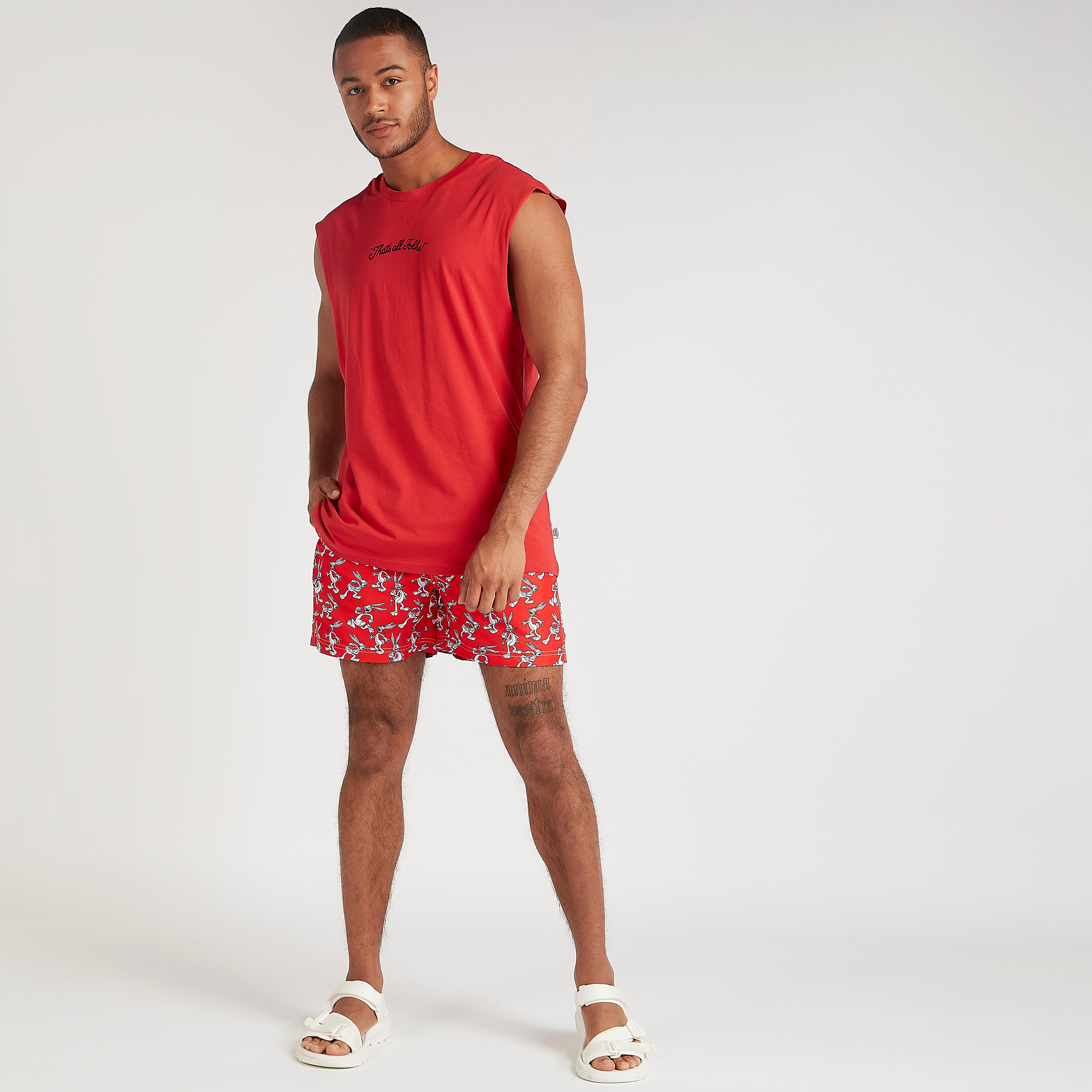 تيشيرت دون أكمام بياقة ضيّقة وطبعات لوني تيونز-men-clothing-tshirtsandpolos-tshirts-image-2
