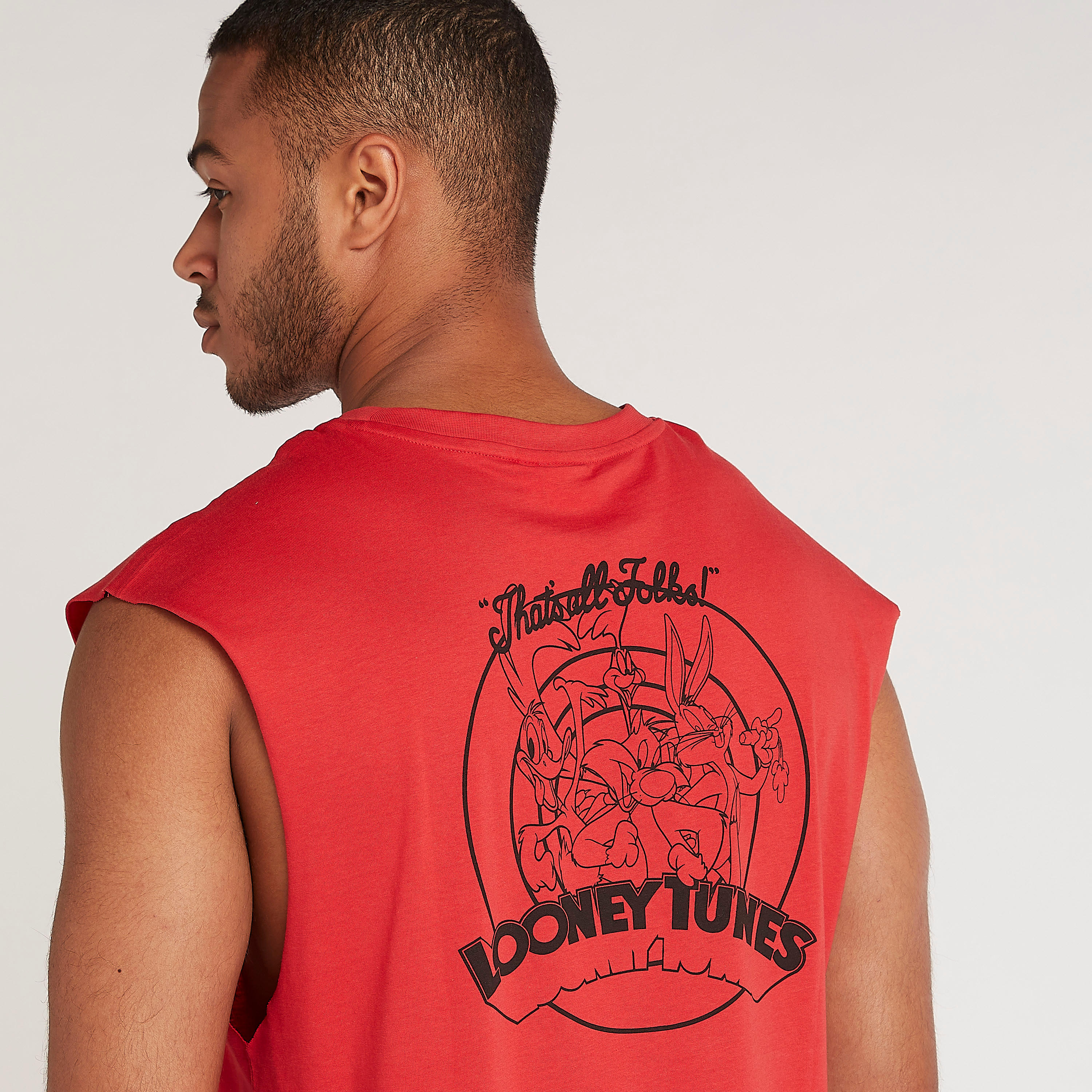 تيشيرت دون أكمام بياقة ضيّقة وطبعات لوني تيونز-men-clothing-tshirtsandpolos-tshirts-image-3